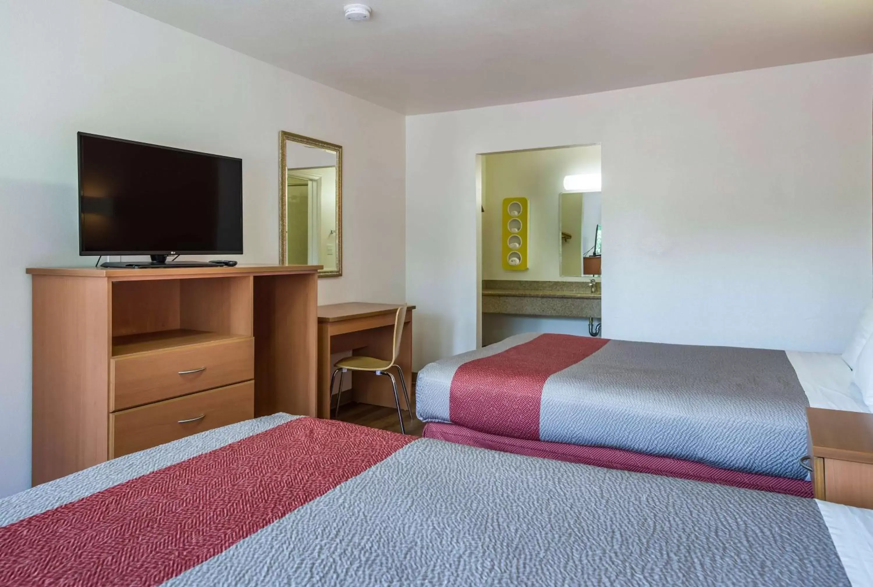 TV and multimedia, Bed in Motel 6-Concord, CA