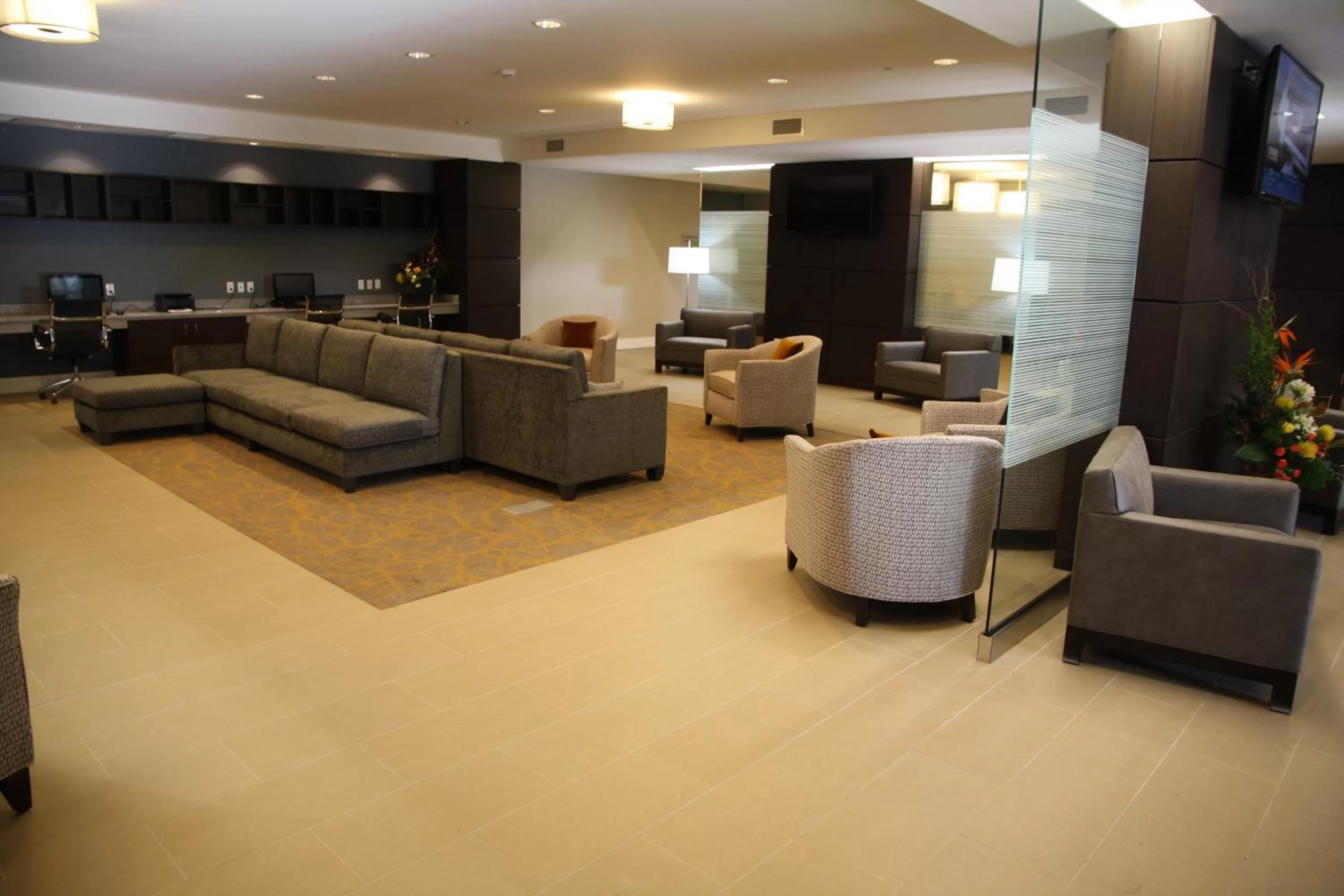 Communal lounge/ TV room in Wingate by Wyndham Niagara Falls