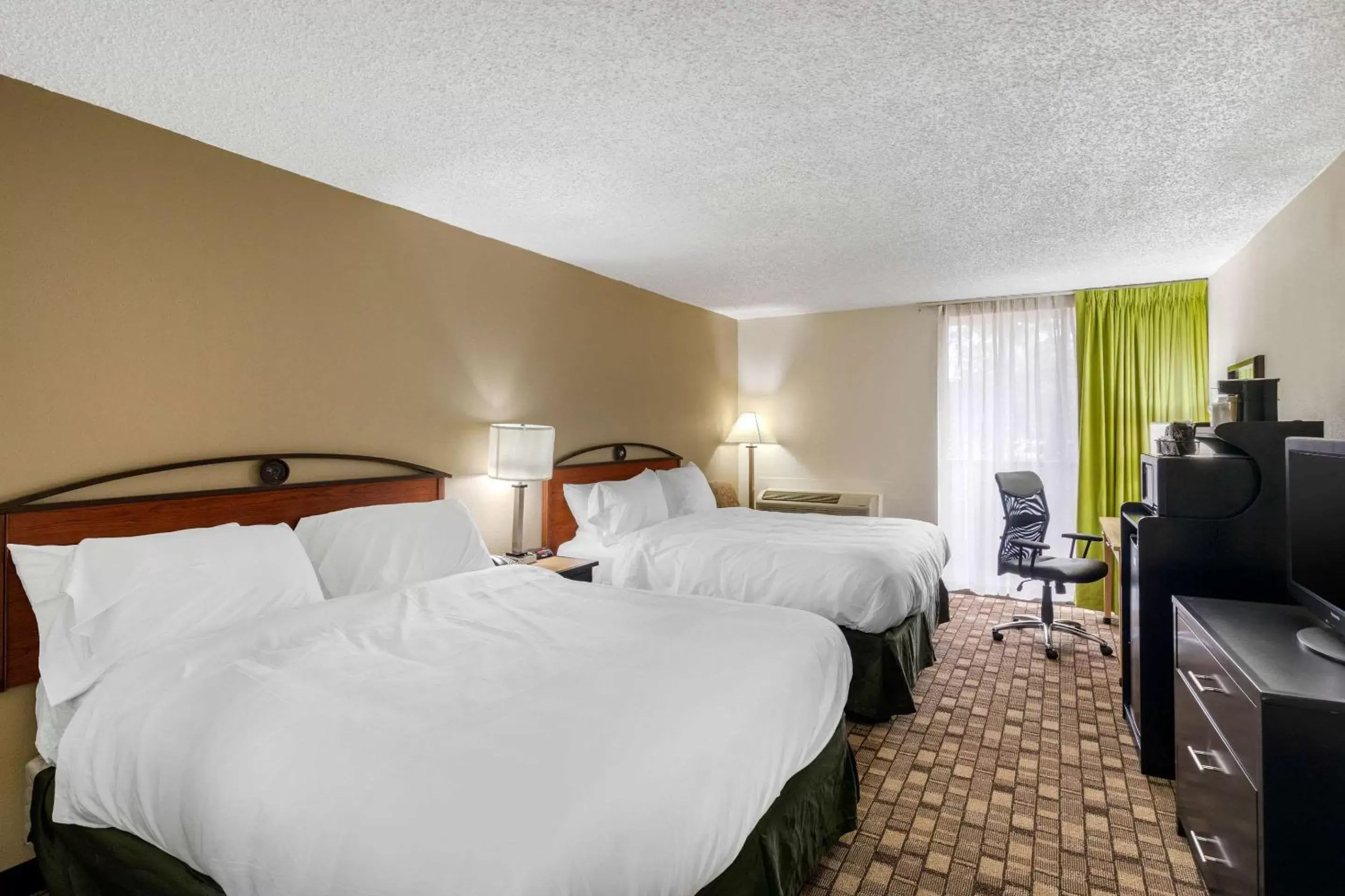 Photo of the whole room, Bed in Quality Inn Tyler - Lindale