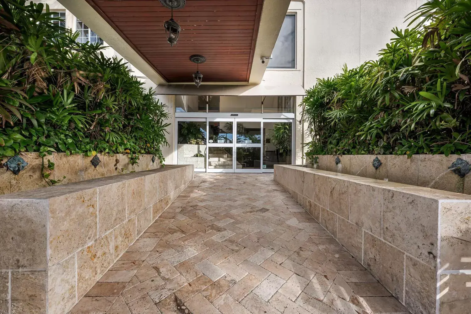 Facade/entrance in Bayfront Inn 5th Avenue