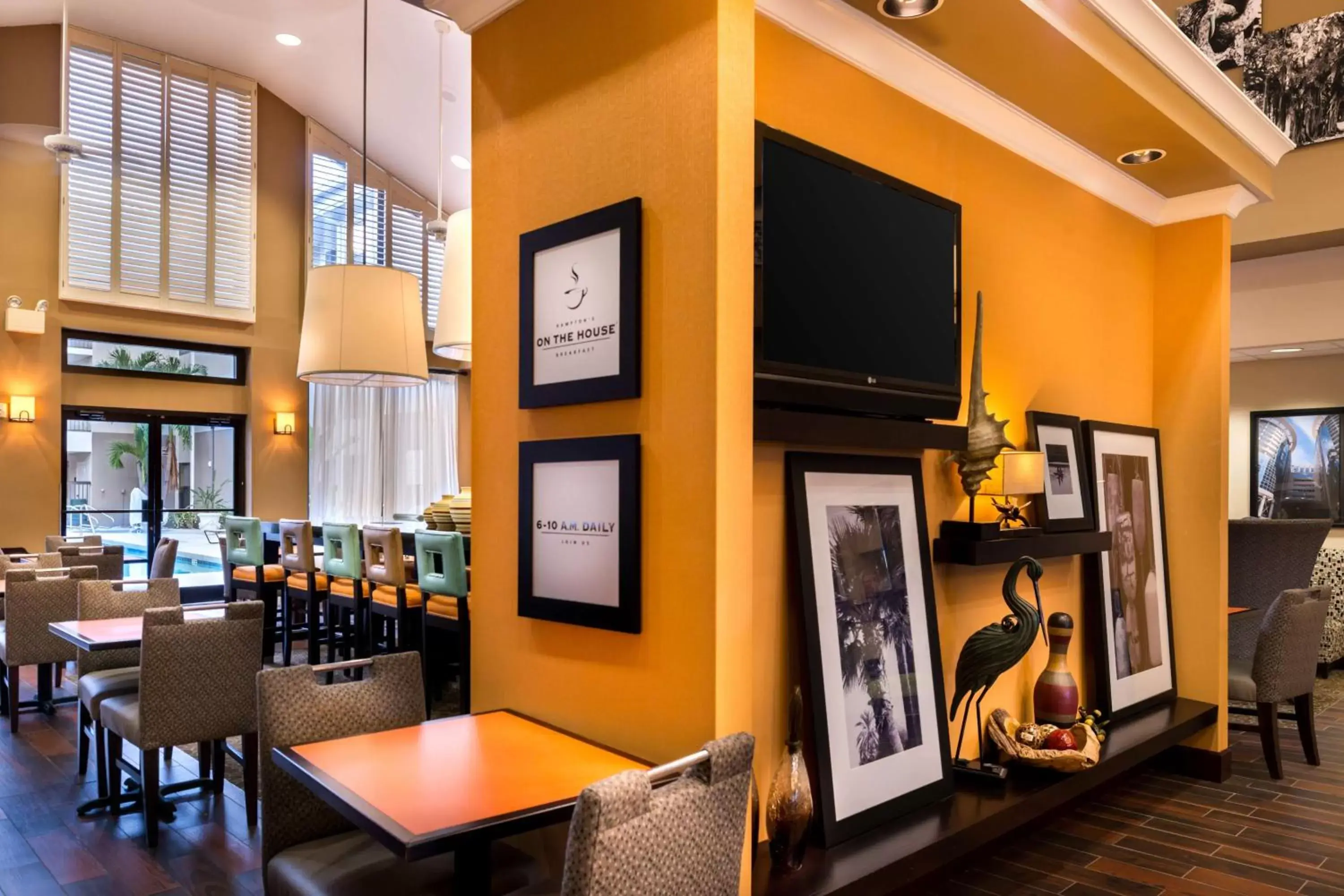 Dining area in Hampton Inn & Suites Orlando-East UCF