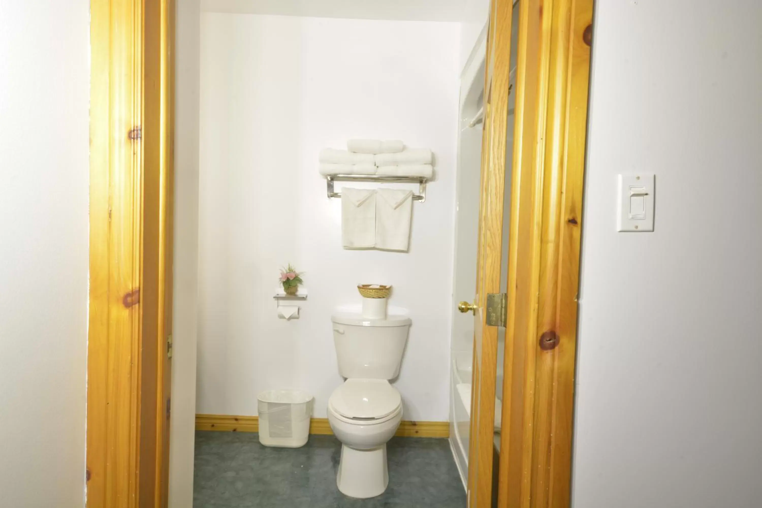 Bathroom in Knights Inn Colonial Fireside Inn