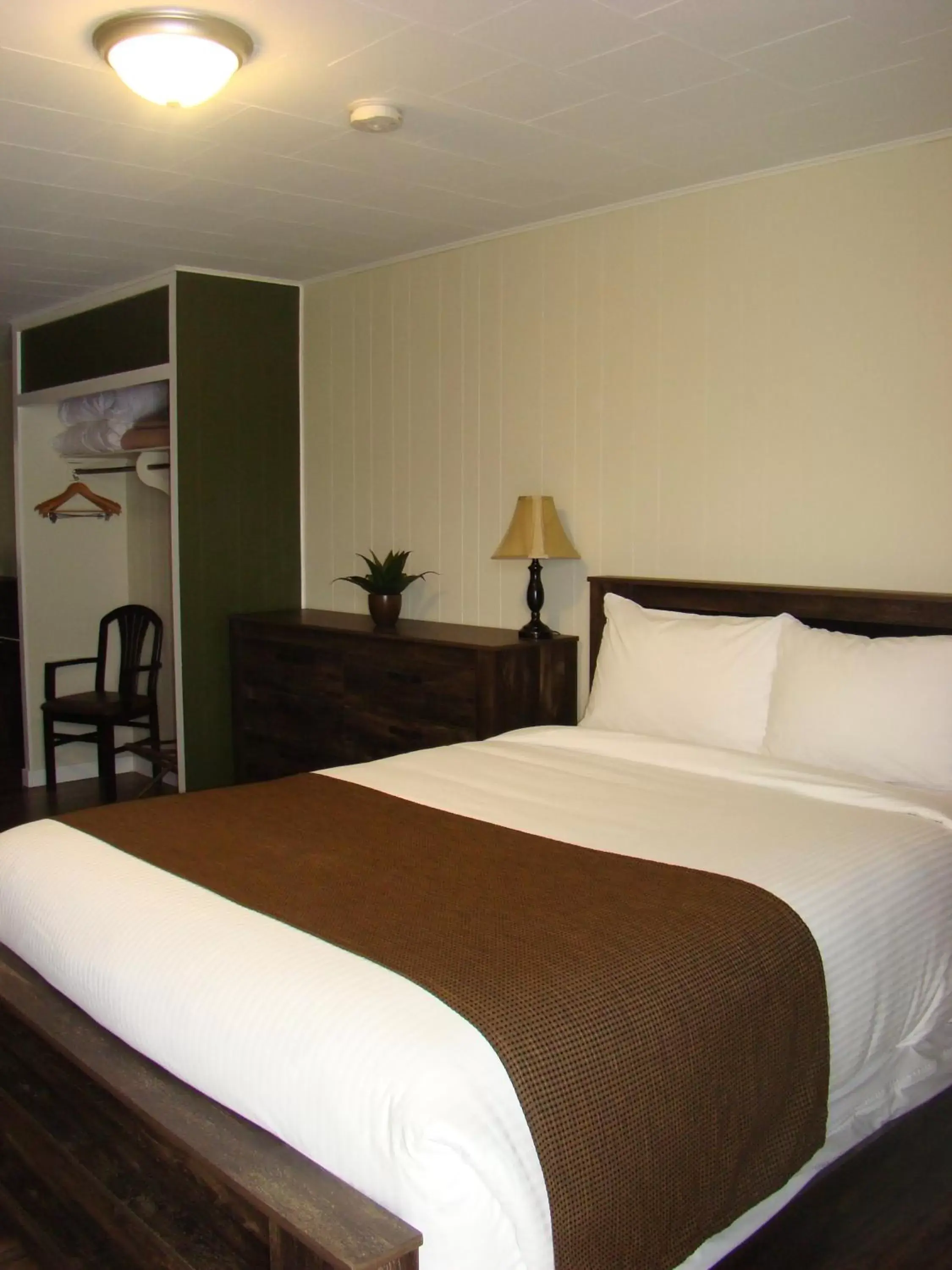 Bedroom, Bed in Paddock Inn