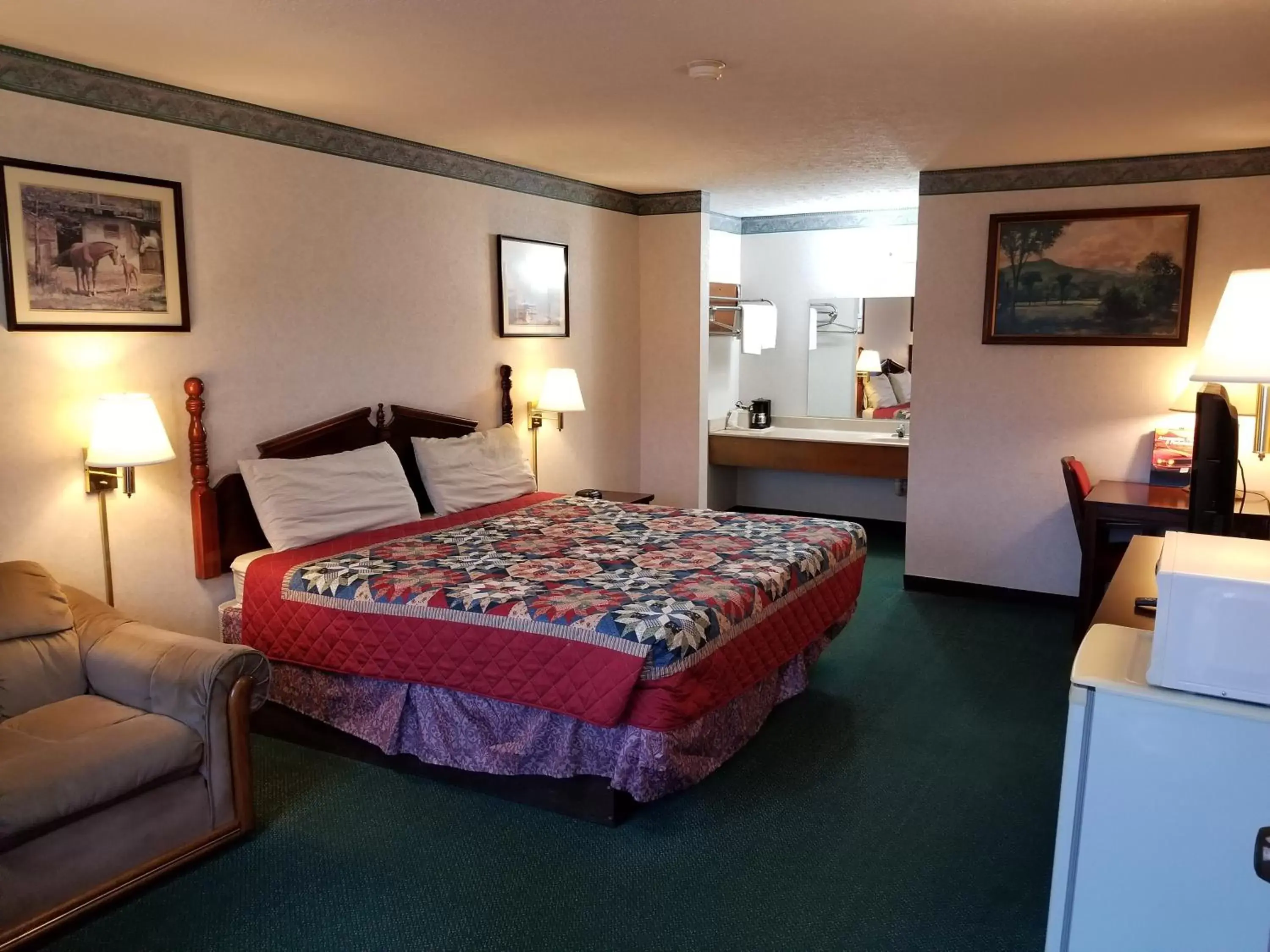 Photo of the whole room, Bed in Americas Inn Bardstown