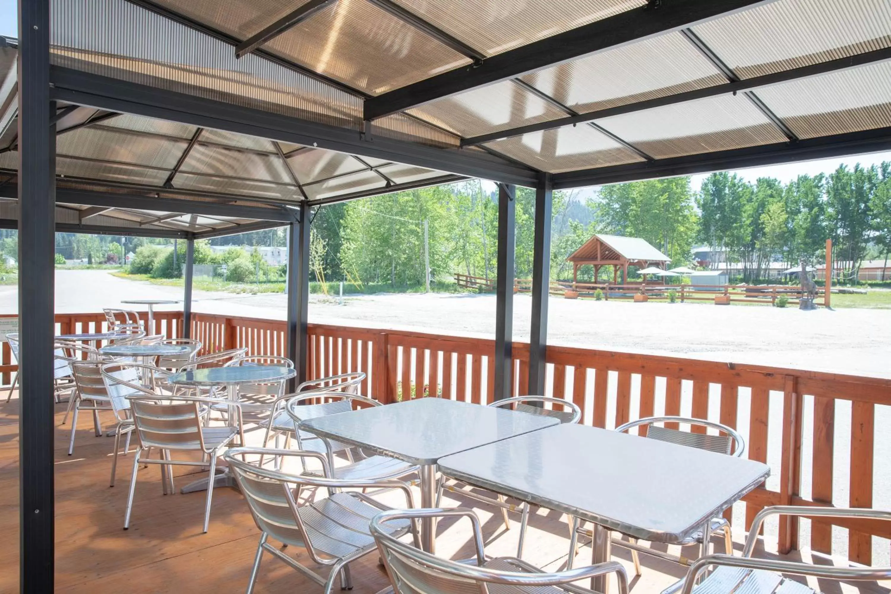 Patio, Restaurant/Places to Eat in Travelodge by Wyndham Golden Sportsman Lodge