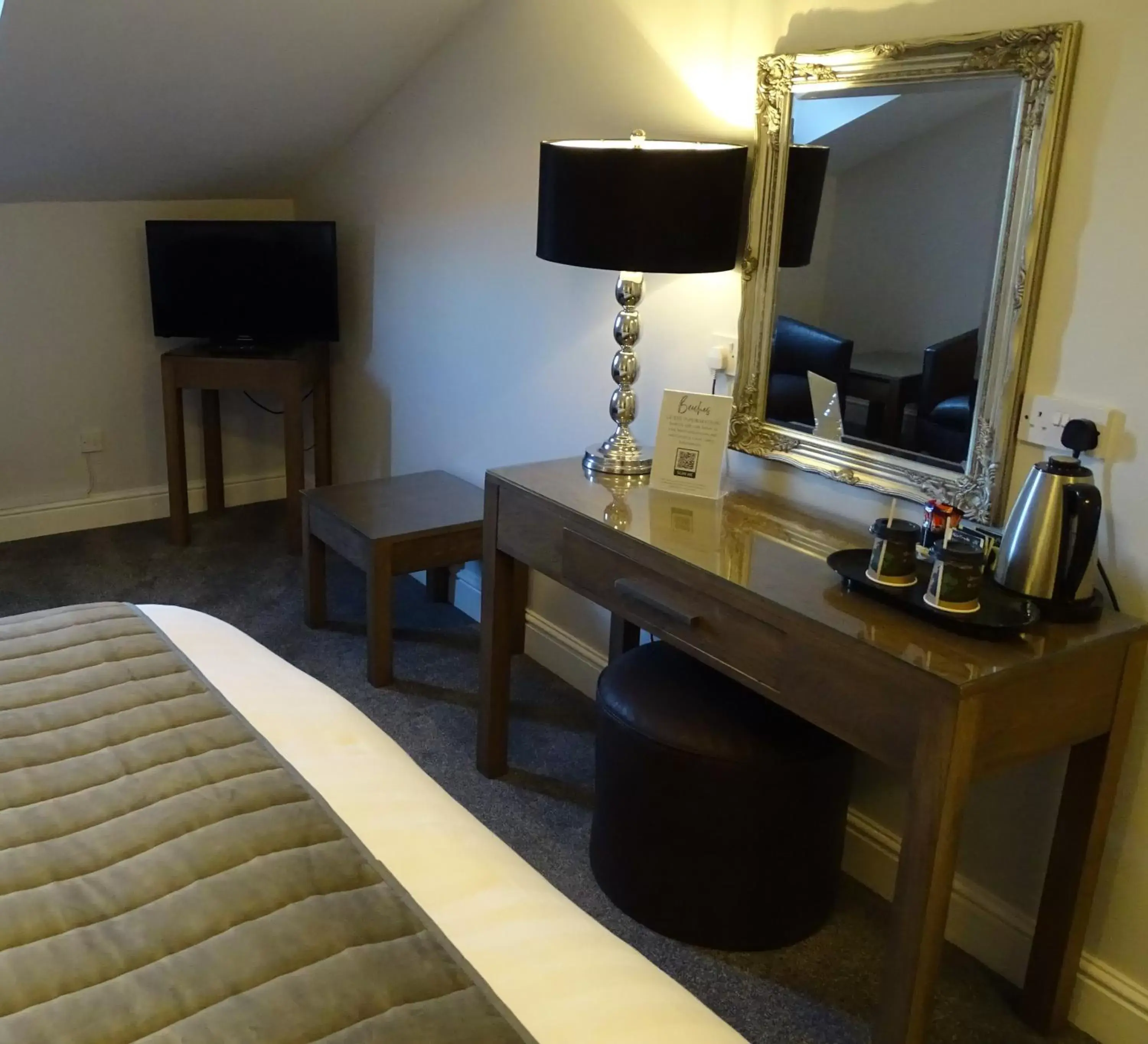 Bed, TV/Entertainment Center in The Beeches Hotel & Leisure Club