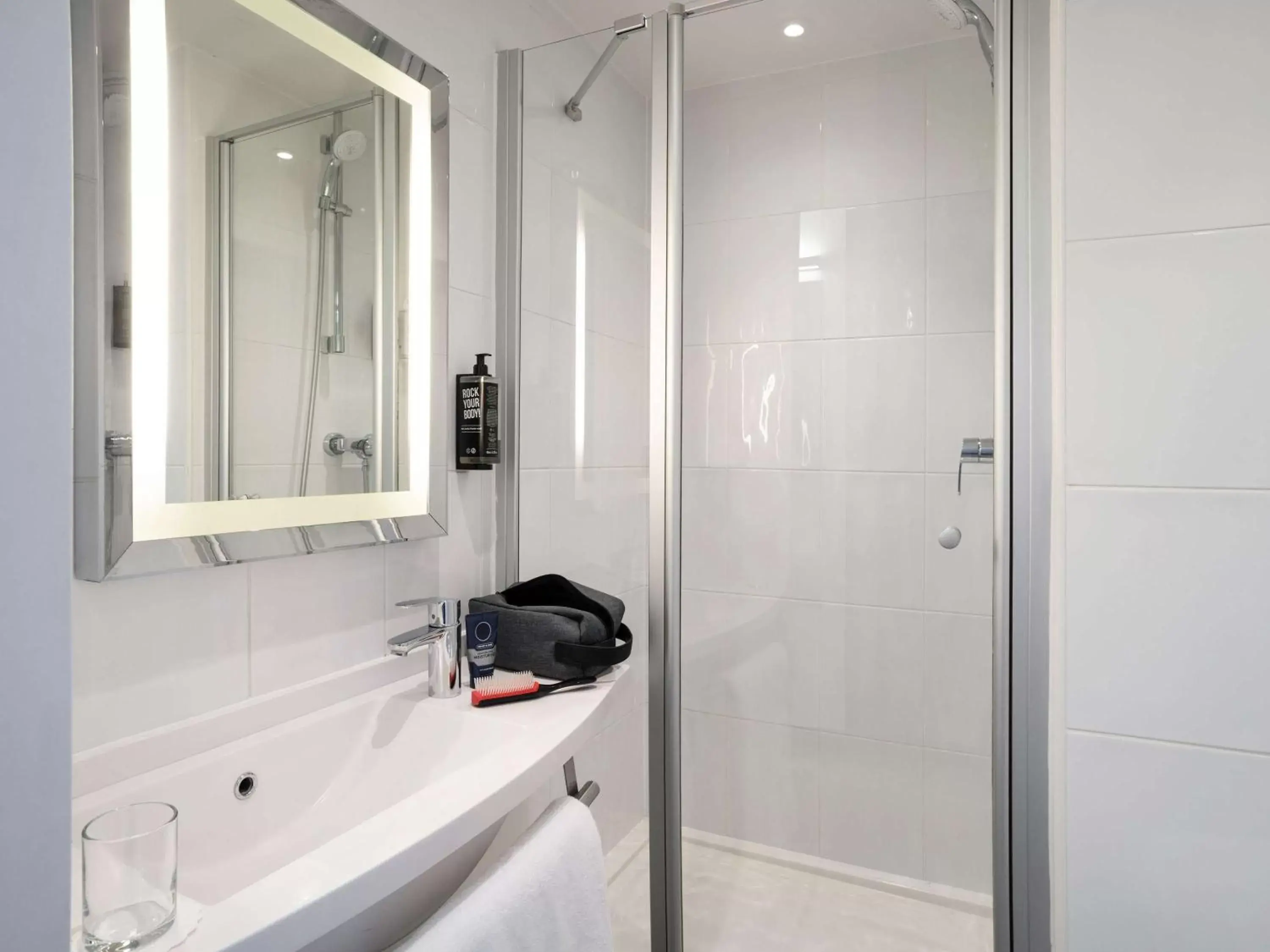 Bathroom in ibis Edinburgh Centre Royal Mile – Hunter Square