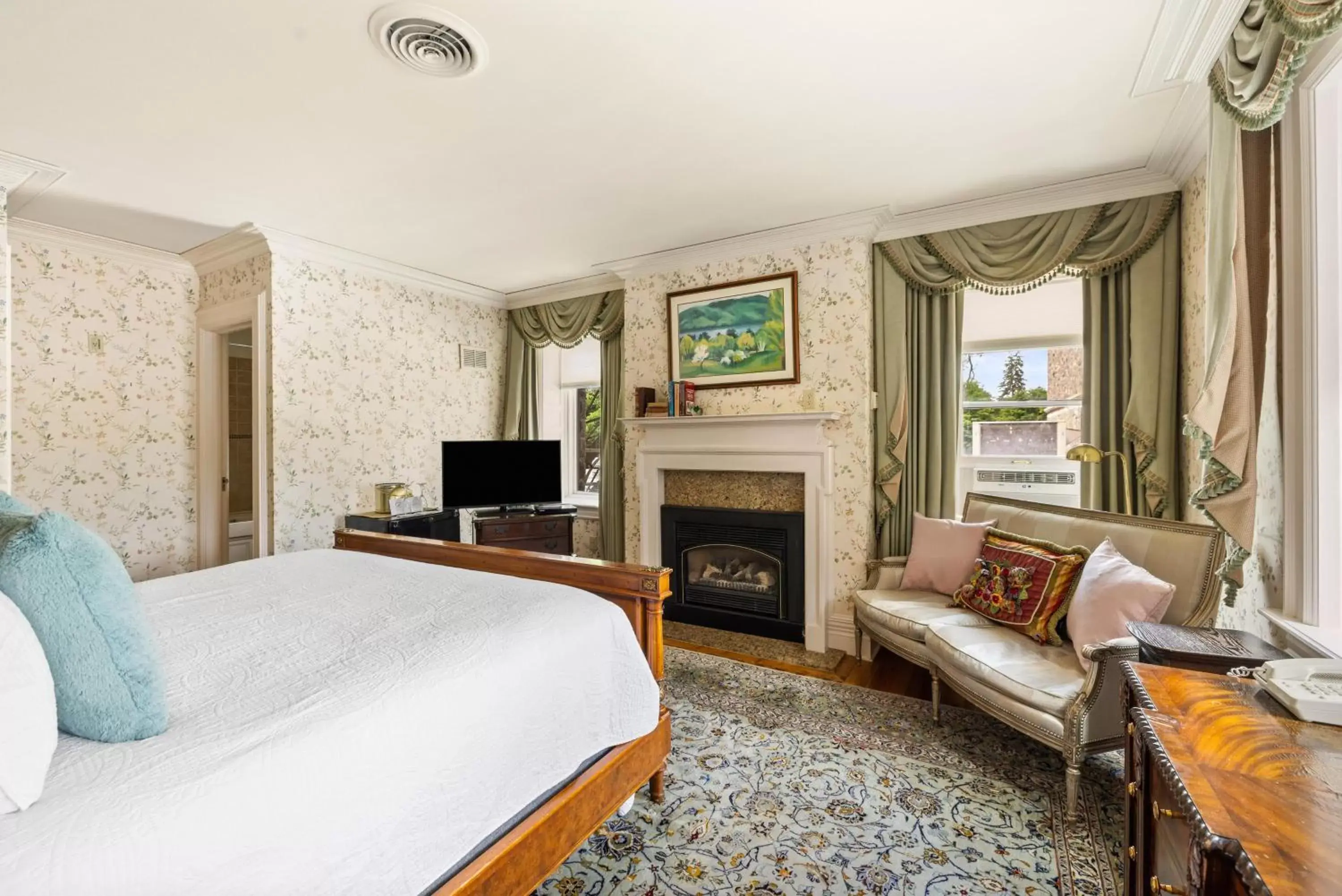 King Room in The Inn at Erlowest King Room in The Inn at Erlowest