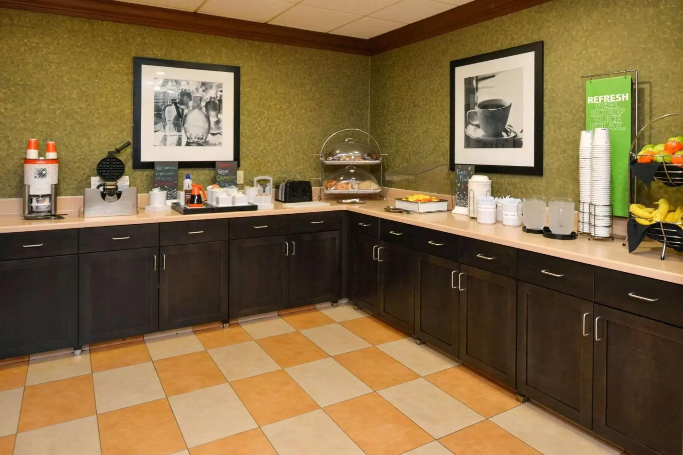 Dining area, Kitchen/Kitchenette in Hampton Inn & Suites Springboro