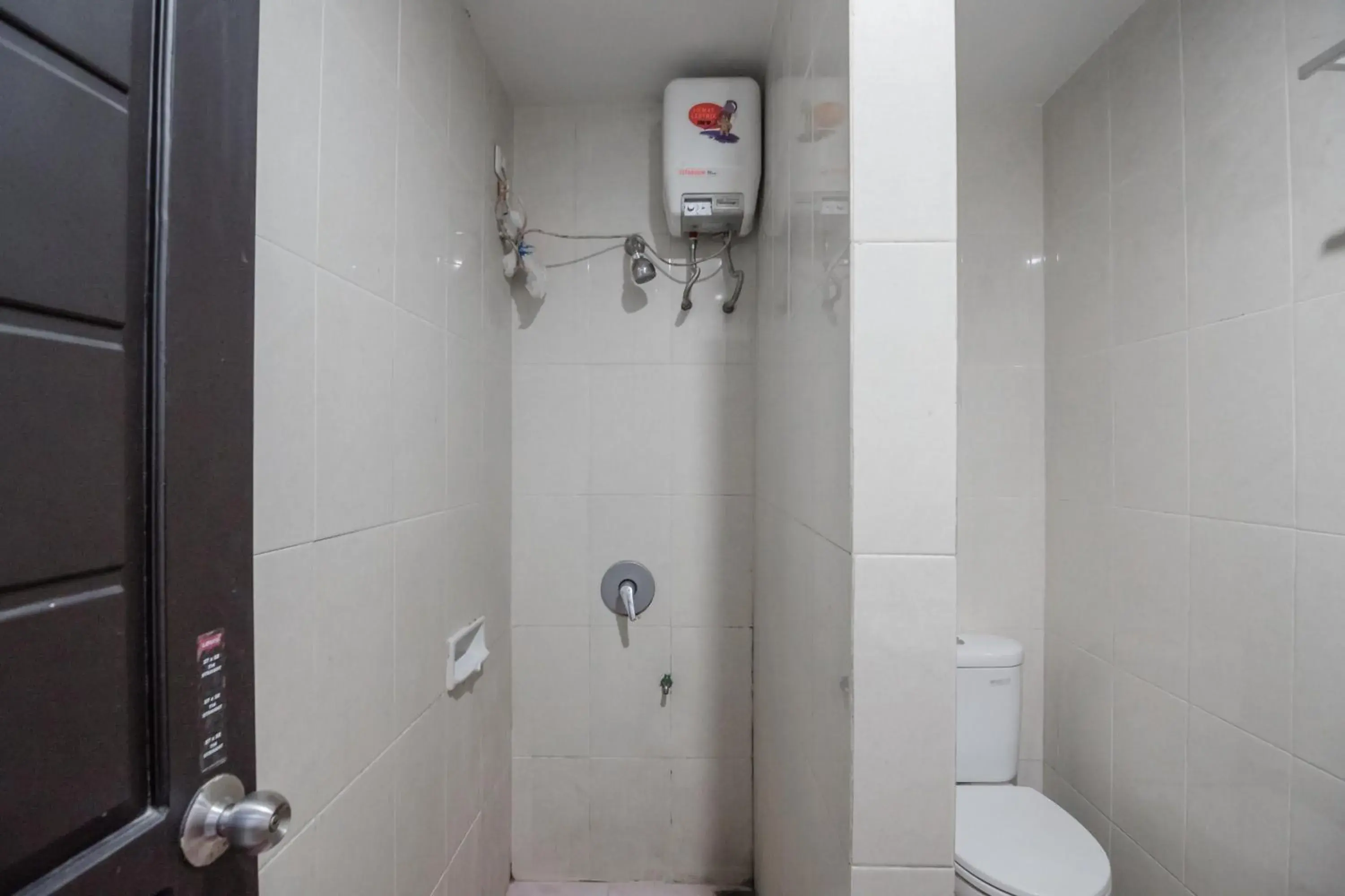 Bathroom in RedDoorz Syariah near Jamtos Jambi