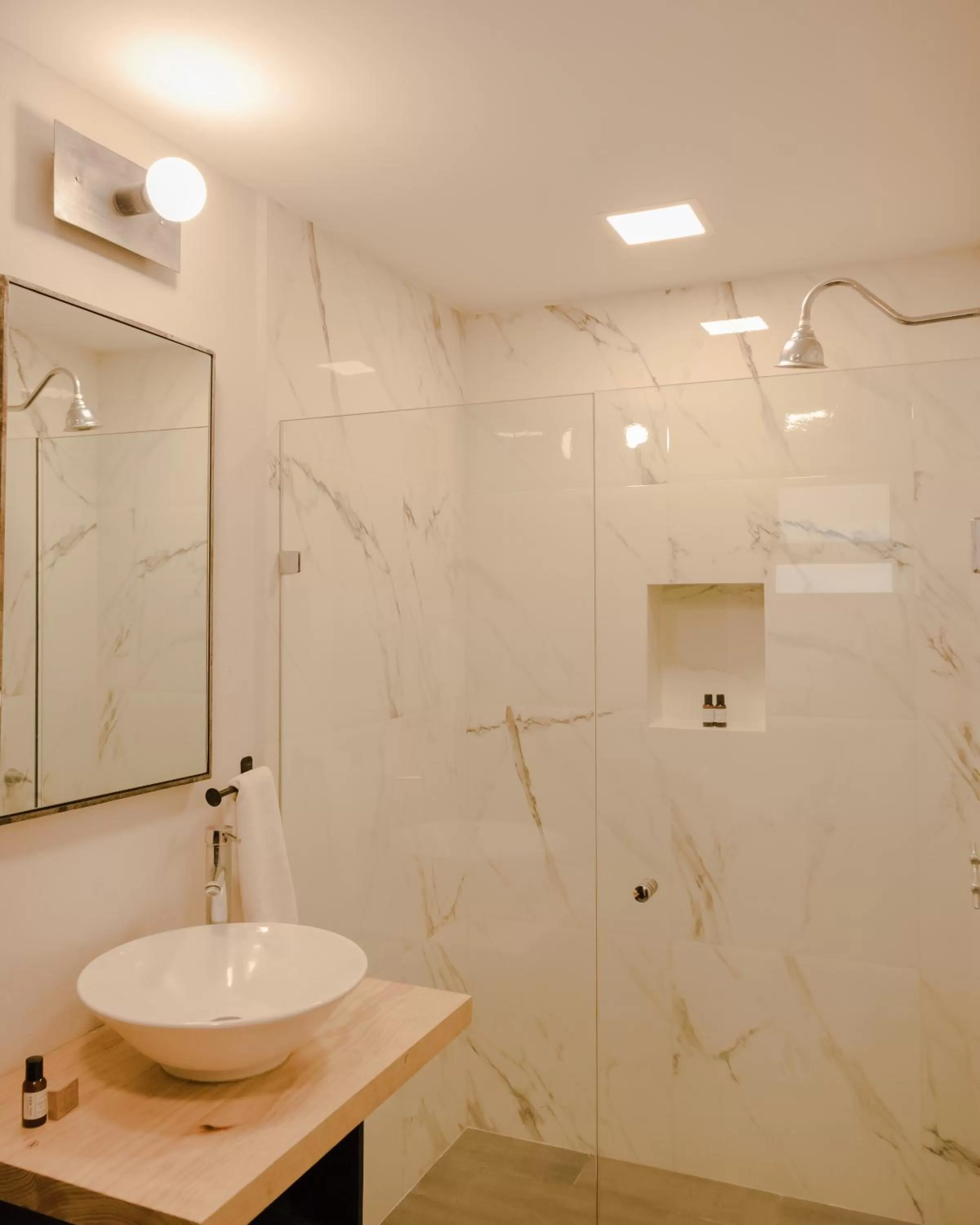 Shower in Hotel Maria Bonita