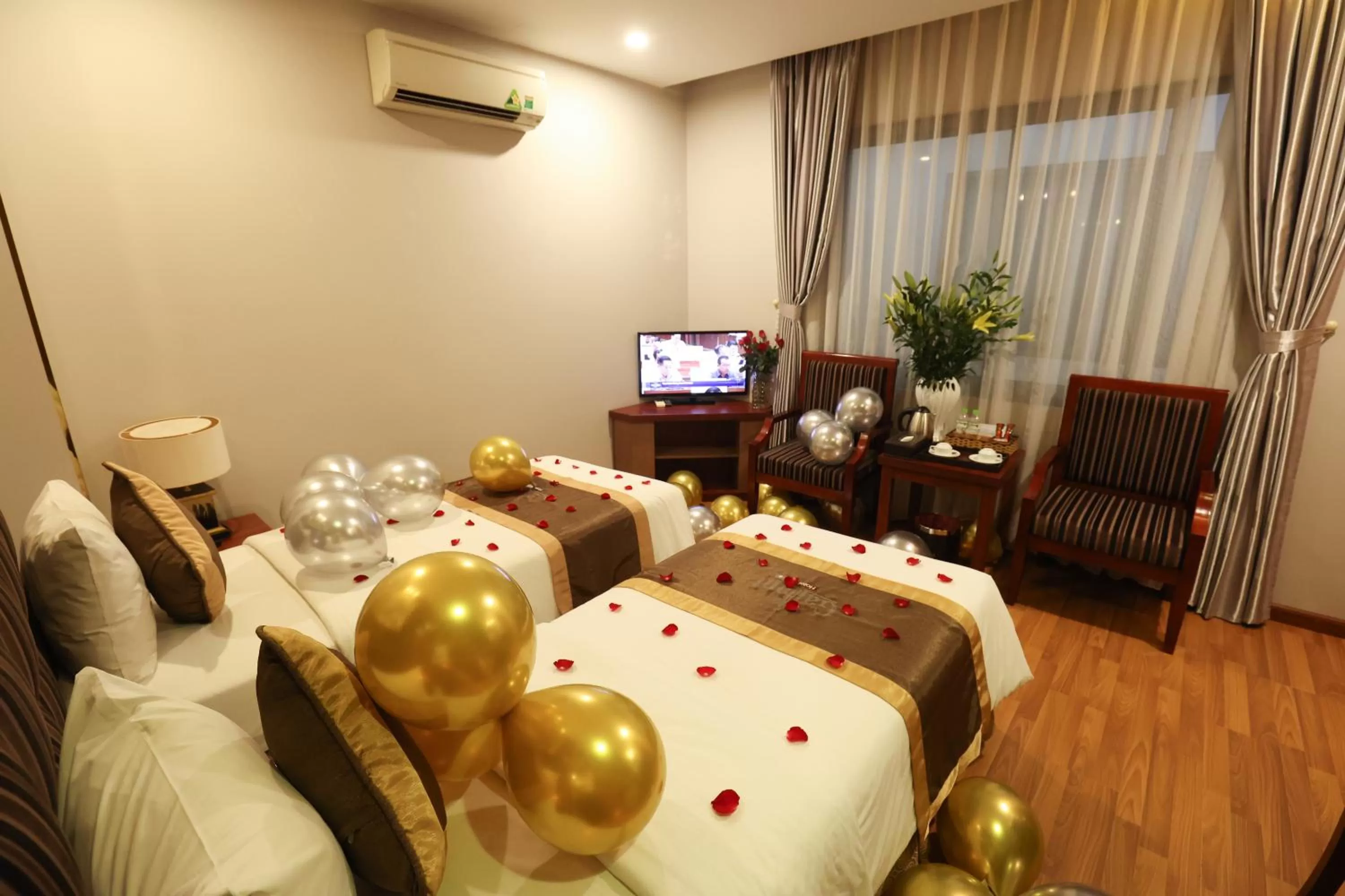 Communal lounge/ TV room, Bed in Gallant Hotel