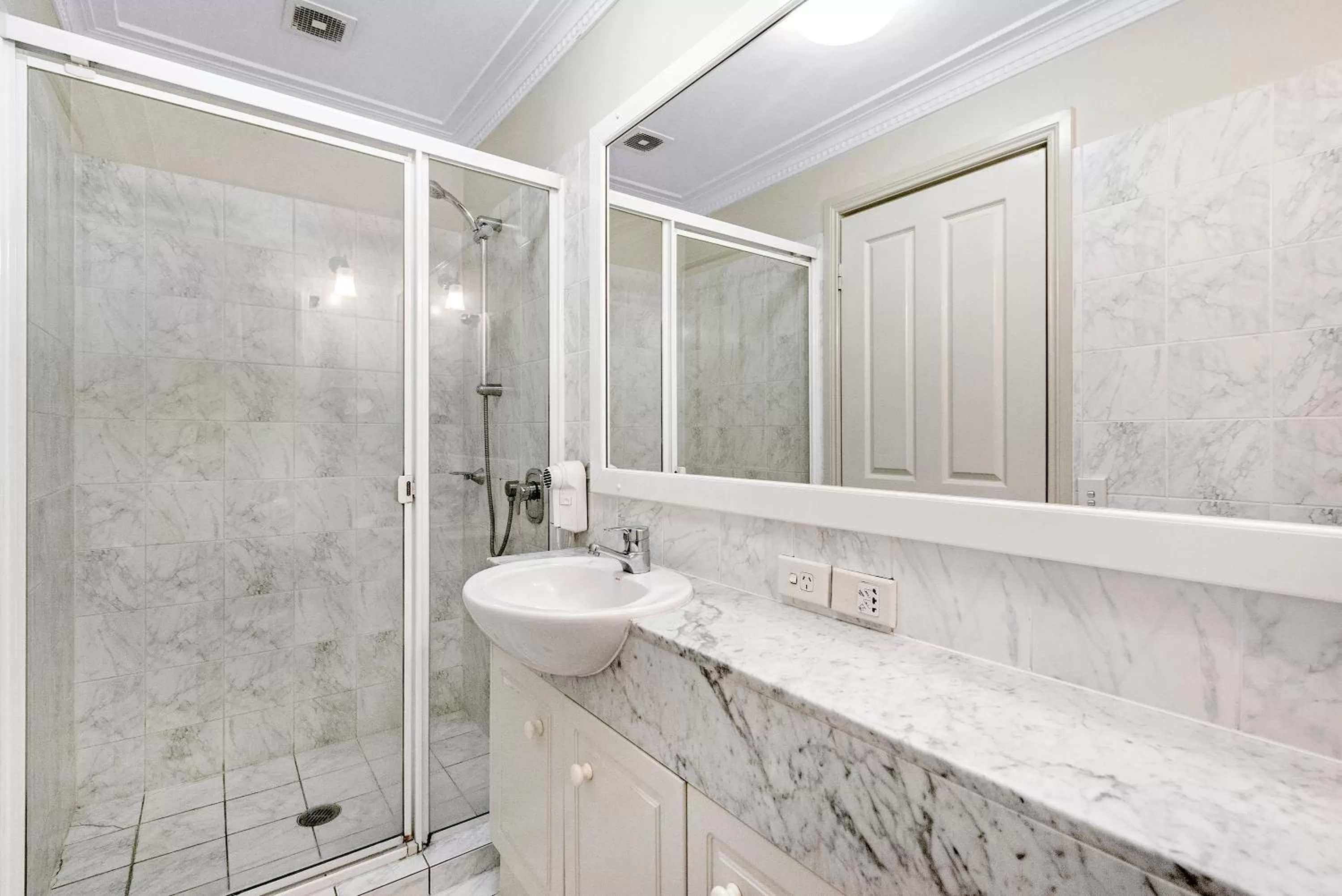 Bathroom in Rothbury Hotel