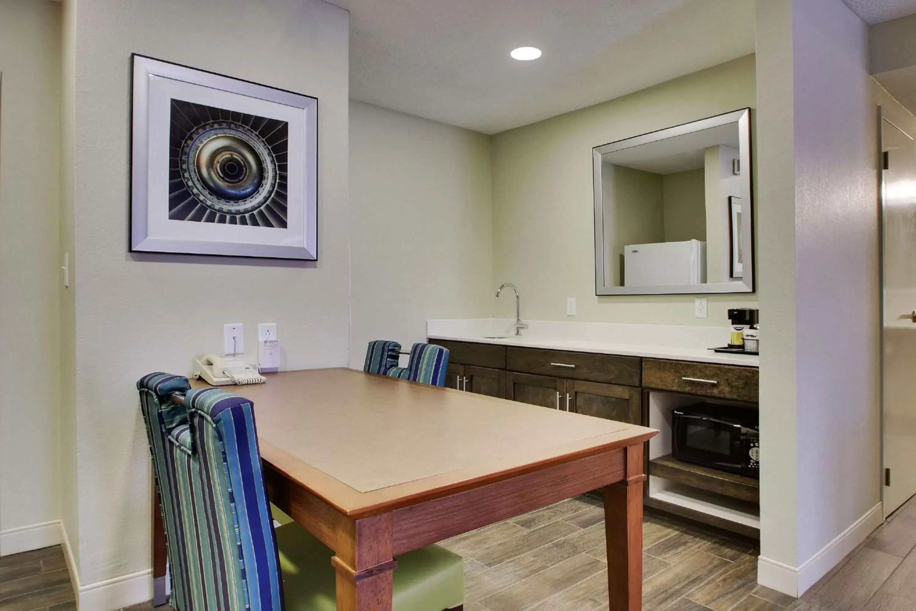 Bed, Dining Area in Hampton Inn Warner Robins