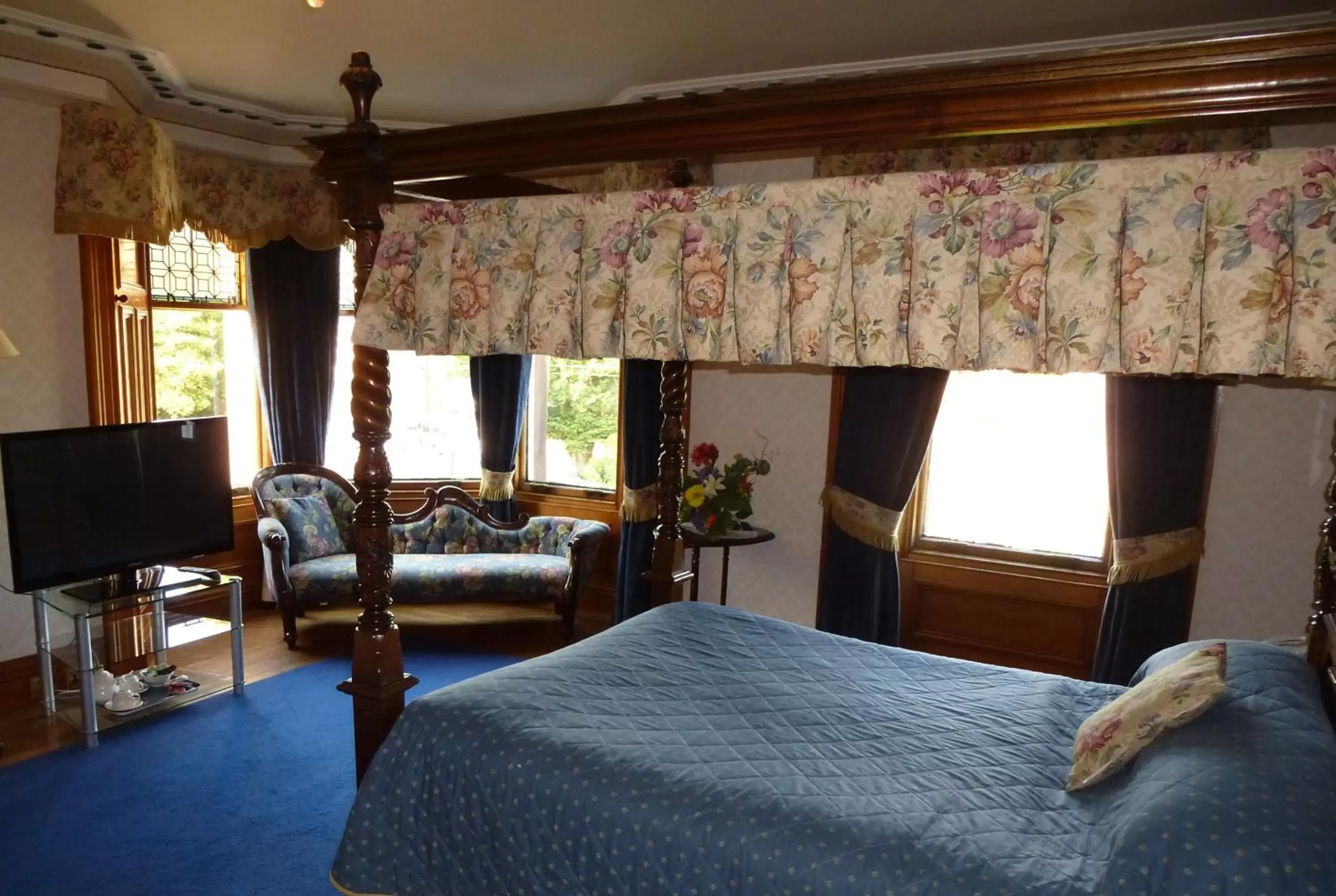 Bed in Somerton House Hotel