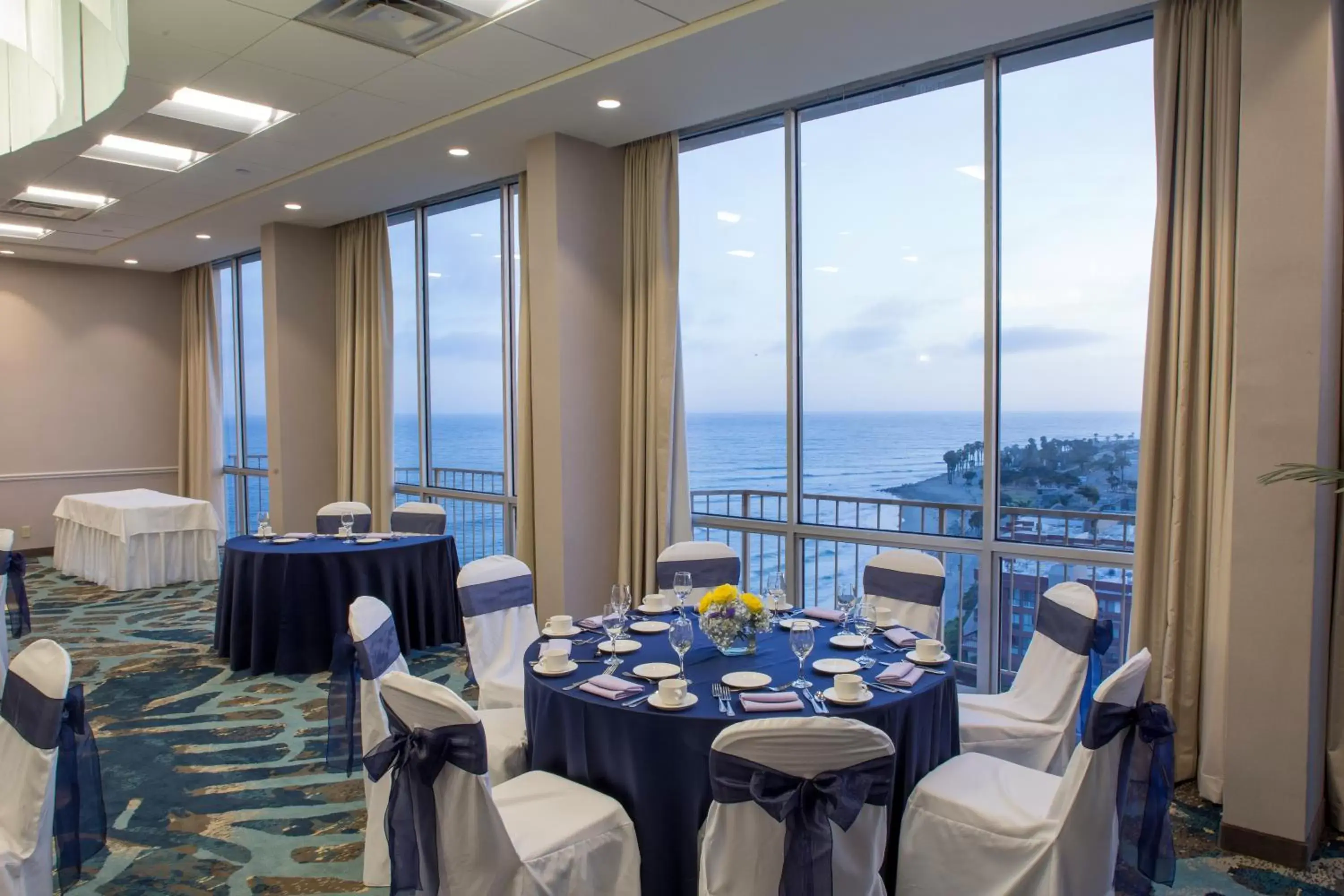 Business facilities, Restaurant/Places to Eat in Crowne Plaza Hotel Ventura Beach, an IHG Hotel