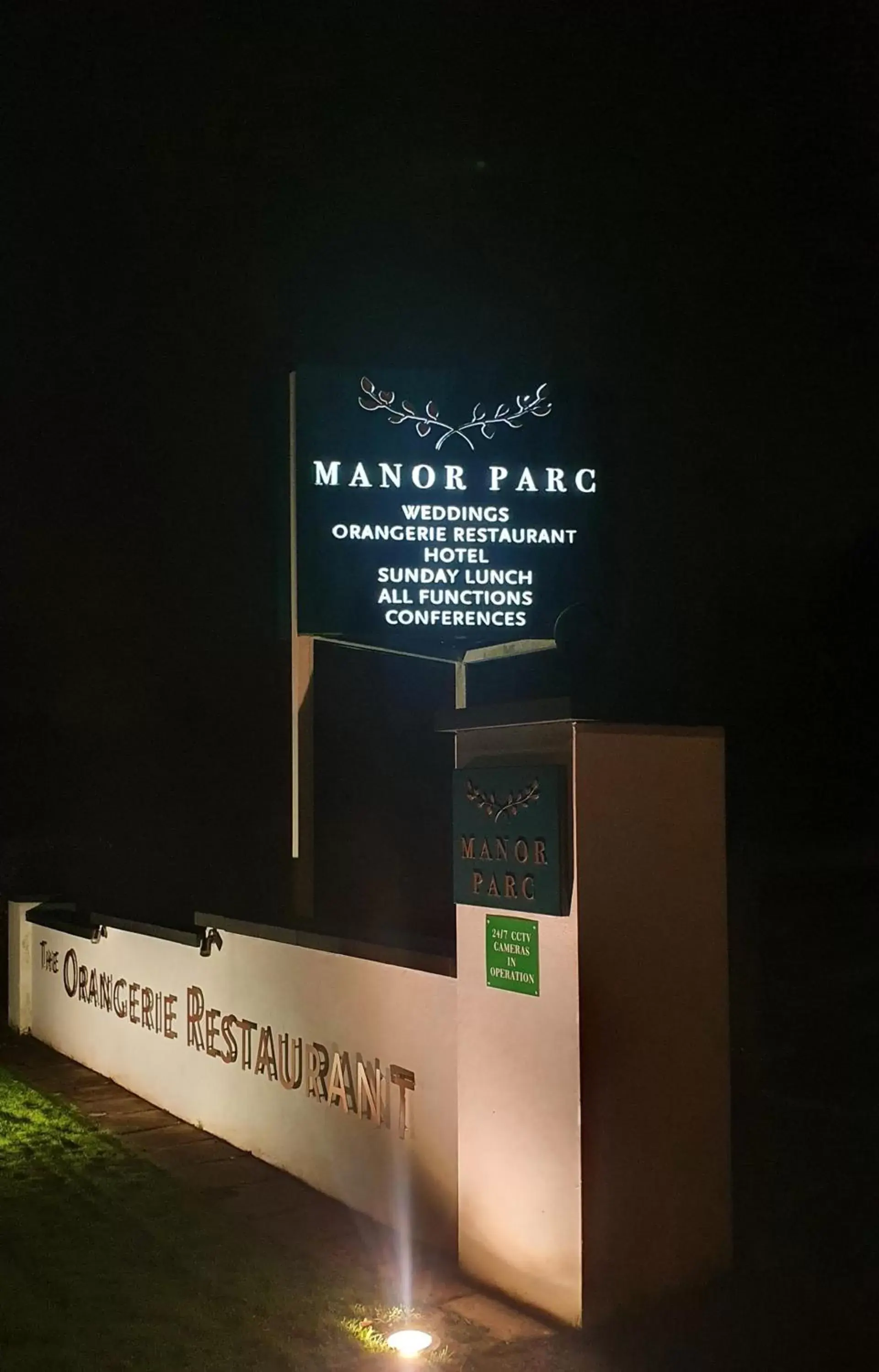 Facade/entrance, Property Logo/Sign in Manor Parc Hotel