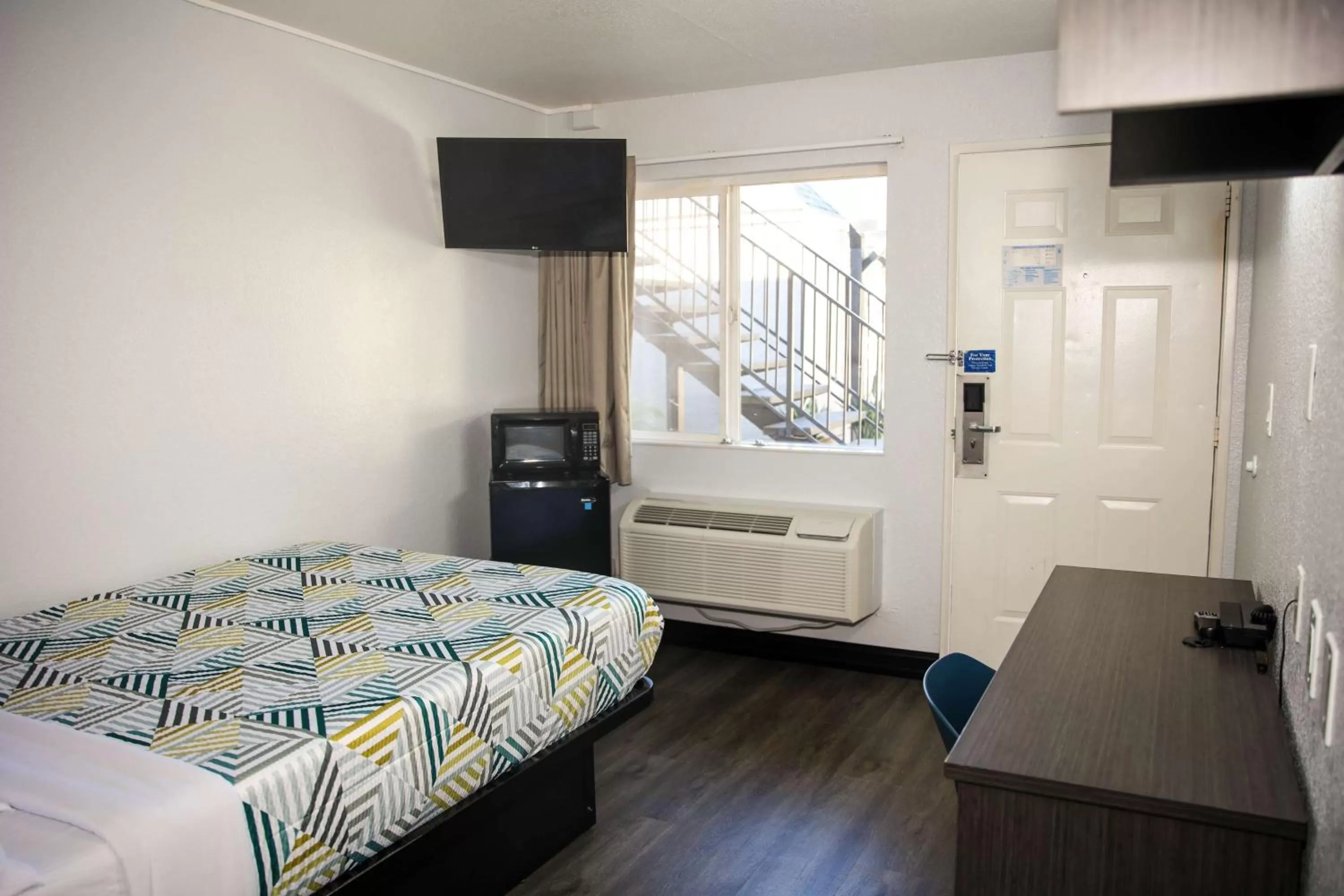 Bedroom, Bed in Motel 6-Sacramento, CA - Central