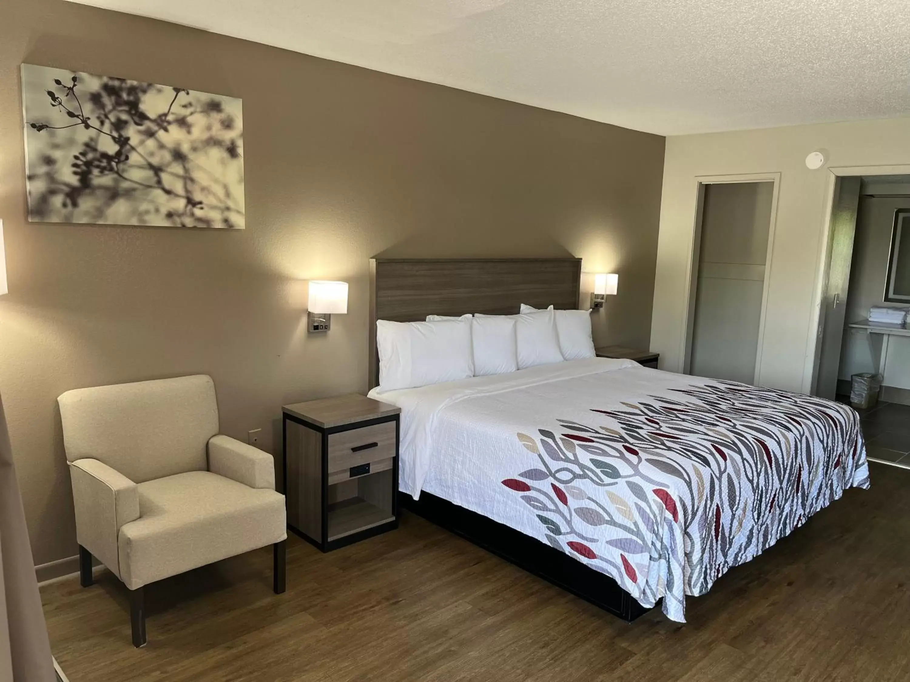 Bedroom, Bed in Red Roof Inn & Suites Monroe, NC