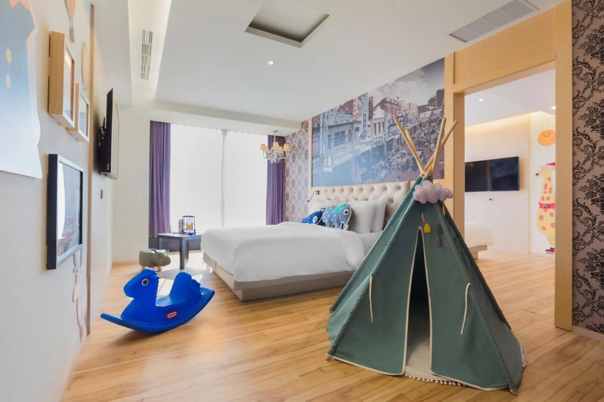 Photo of the whole room, Bed in FX Hotel Tainan