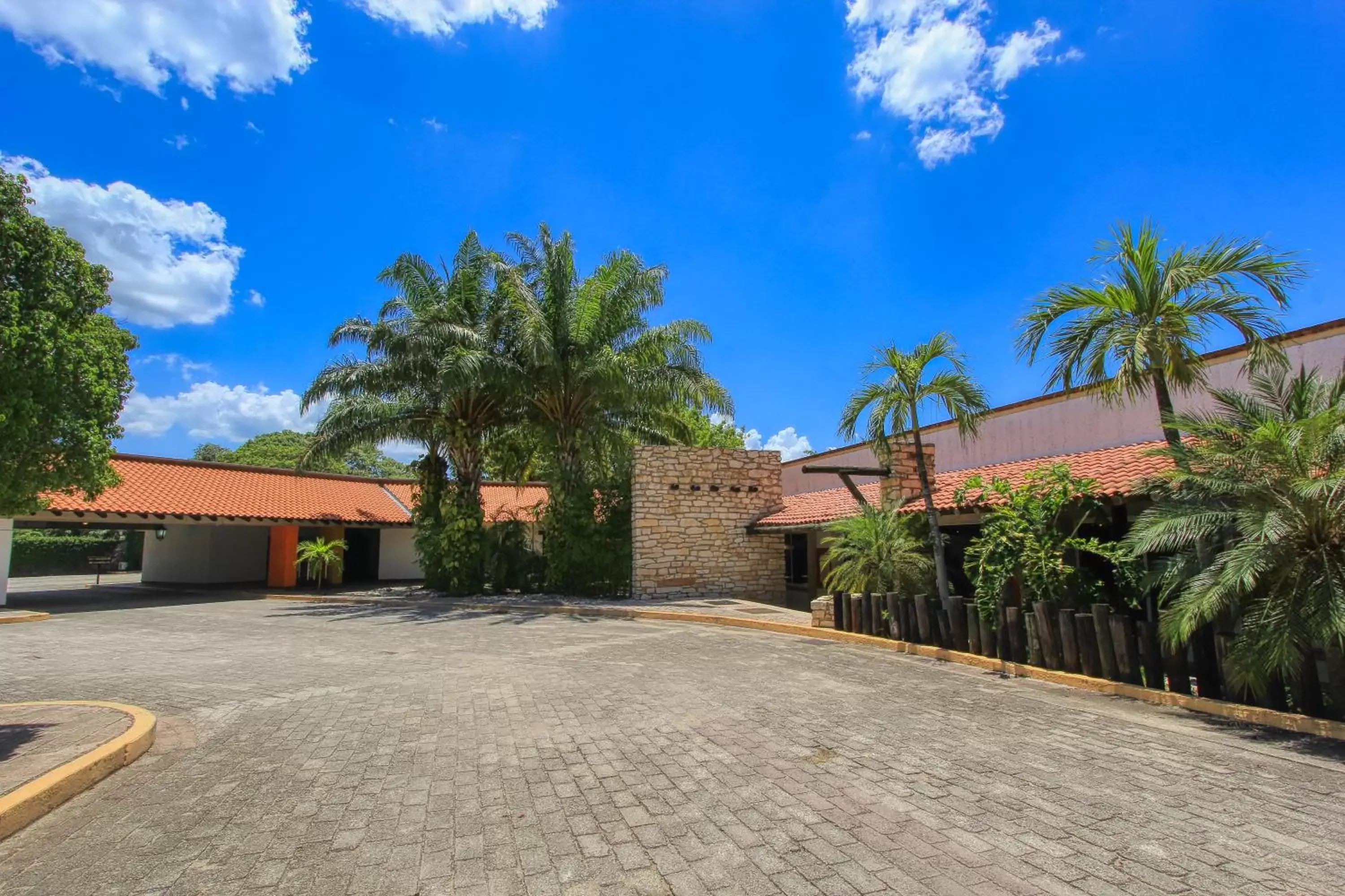 Facade/entrance, Property Building in Hotel Ciudad Real Palenque