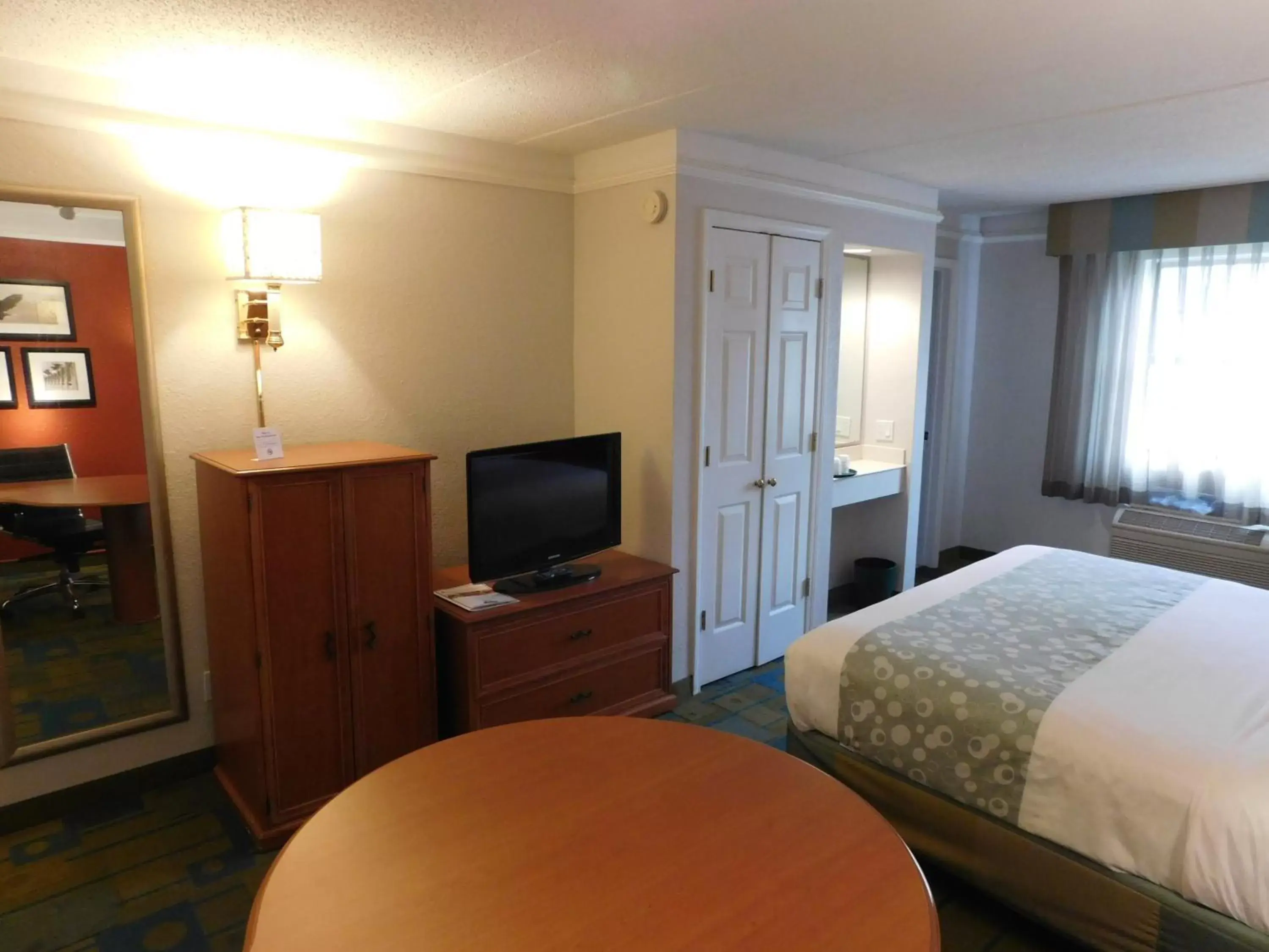 Photo of the whole room, TV/Entertainment Center in Days Inn & Suites by Wyndham Schaumburg- Woodfield Mall