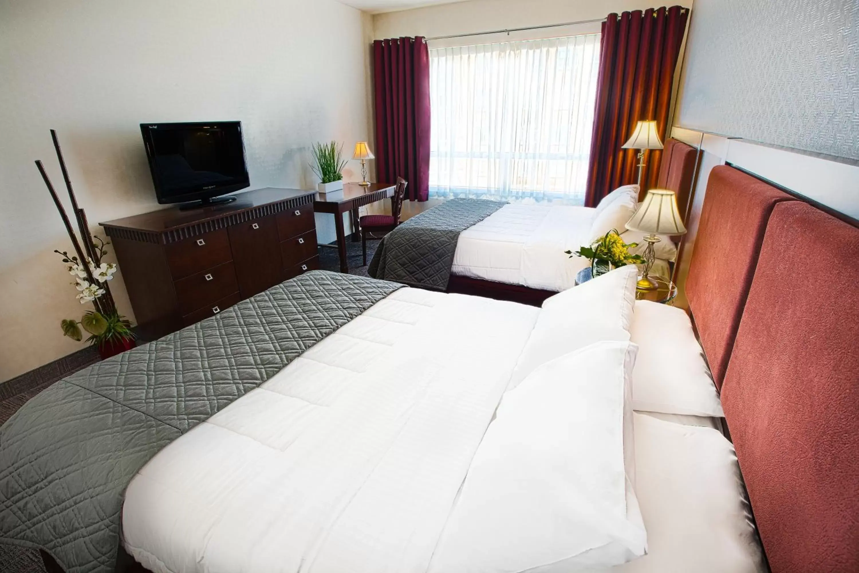 Shower, Bed in Hotel Universel Shower, Bed in Hotel Universel