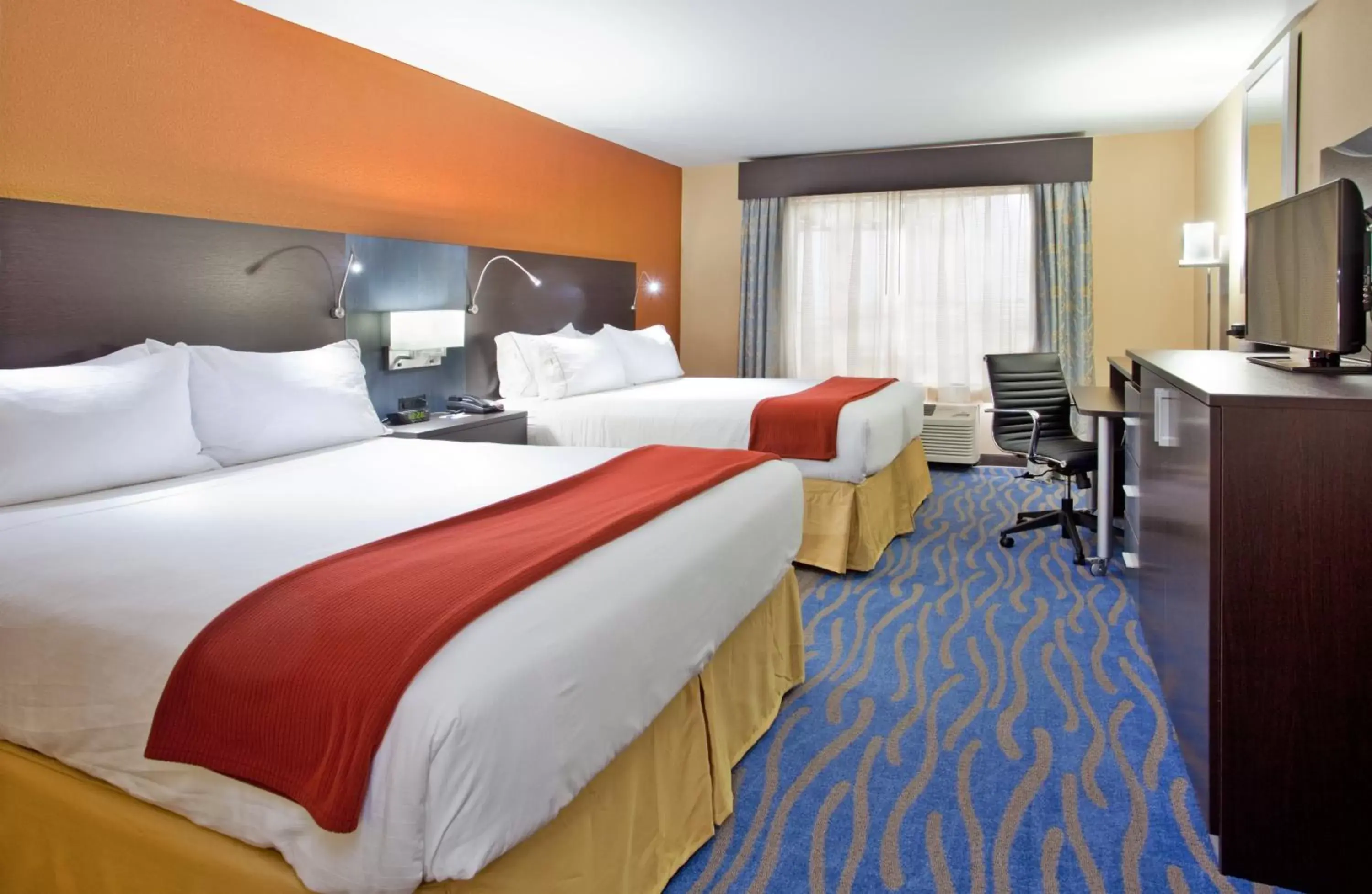 Photo of the whole room, Bed in Holiday Inn Express & Suites St Louis Airport, an IHG Hotel