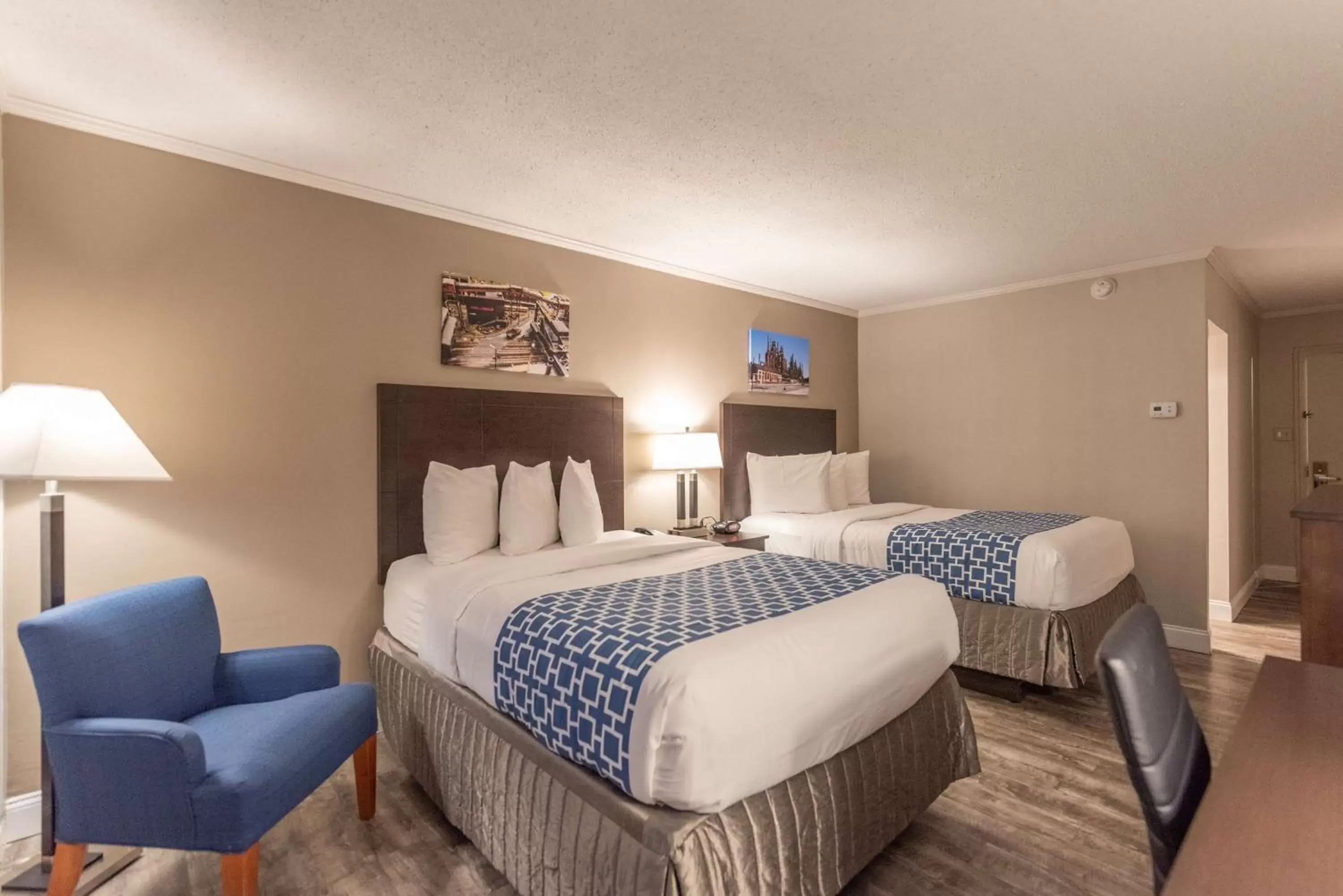 Photo of the whole room, Bed in SureStay Plus Hotel by Best Western Lehigh Valley
