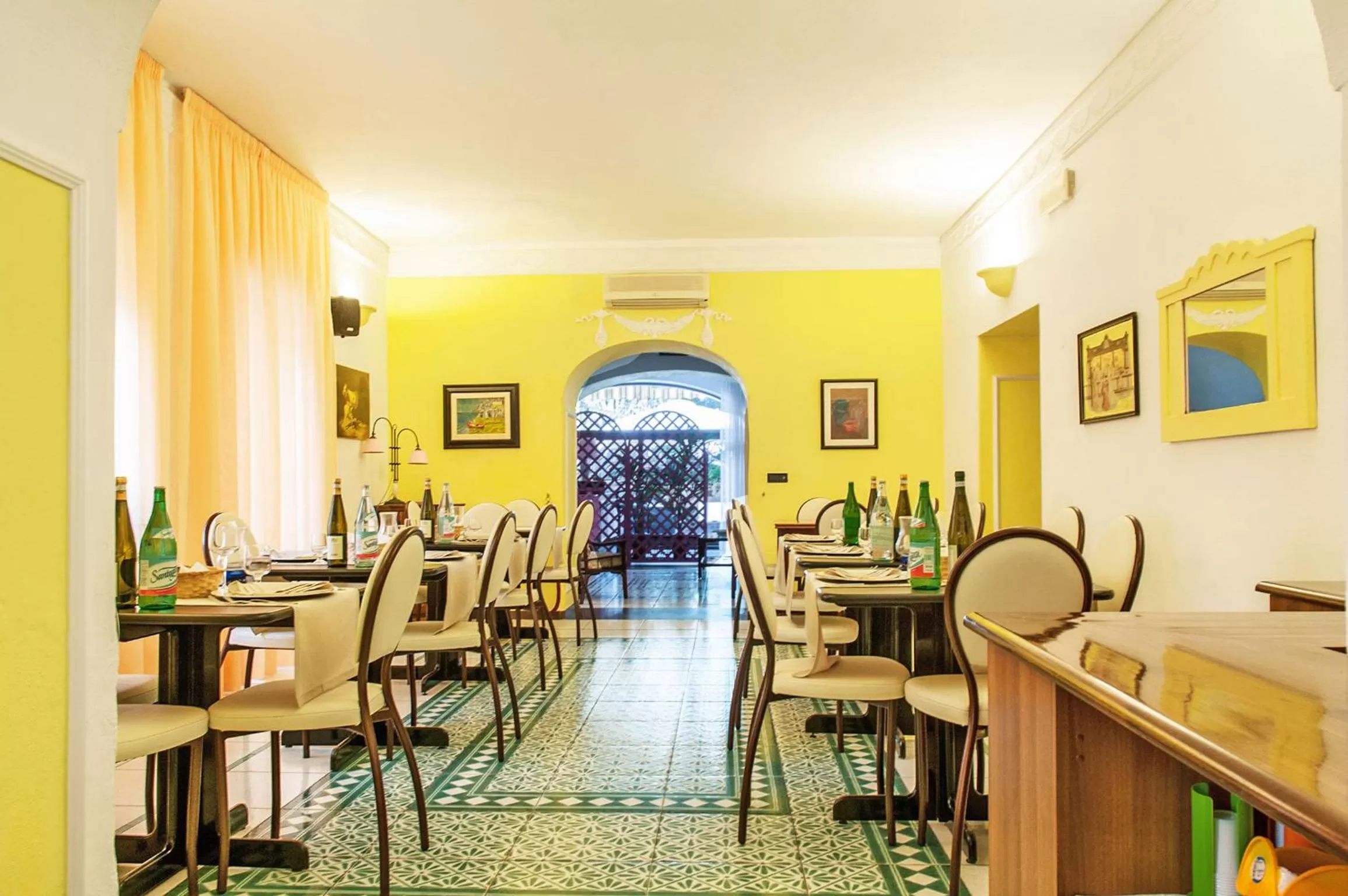 Restaurant/places to eat in Hotel Annabelle