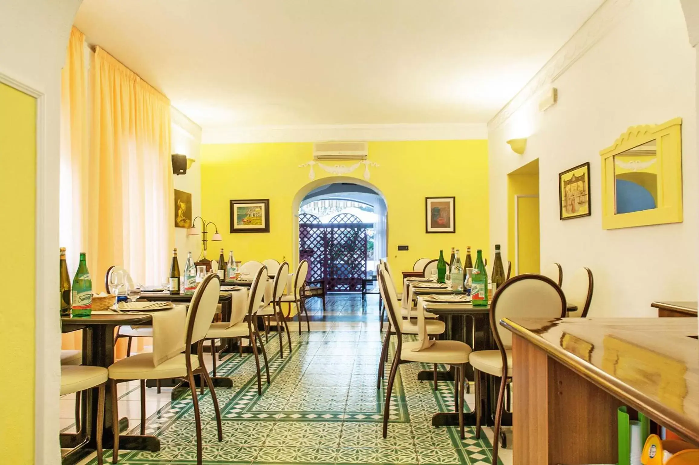 Restaurant/places to eat in Hotel Annabelle Restaurant/places to eat in Hotel Annabelle