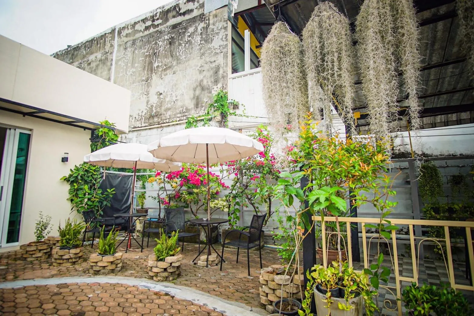 Restaurant/places to eat in Capricorn Village - SHA Extra Plus