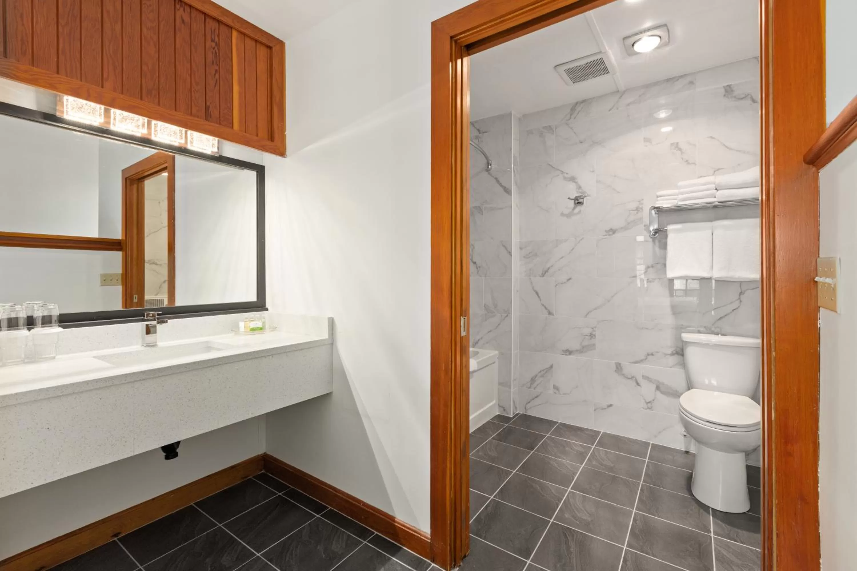 Harbor Assistant Master Suite in Canadian Princess Lodge & Marina