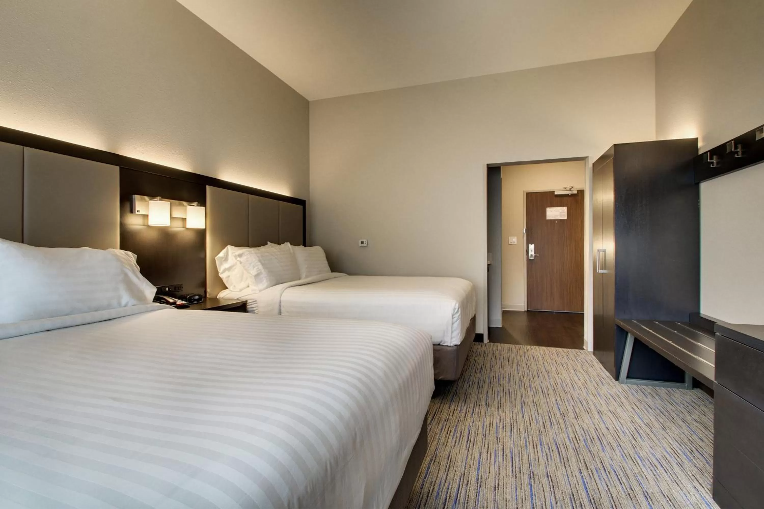 Photo of the whole room, Bed in Holiday Inn Express & Suites - Summerville by IHG
