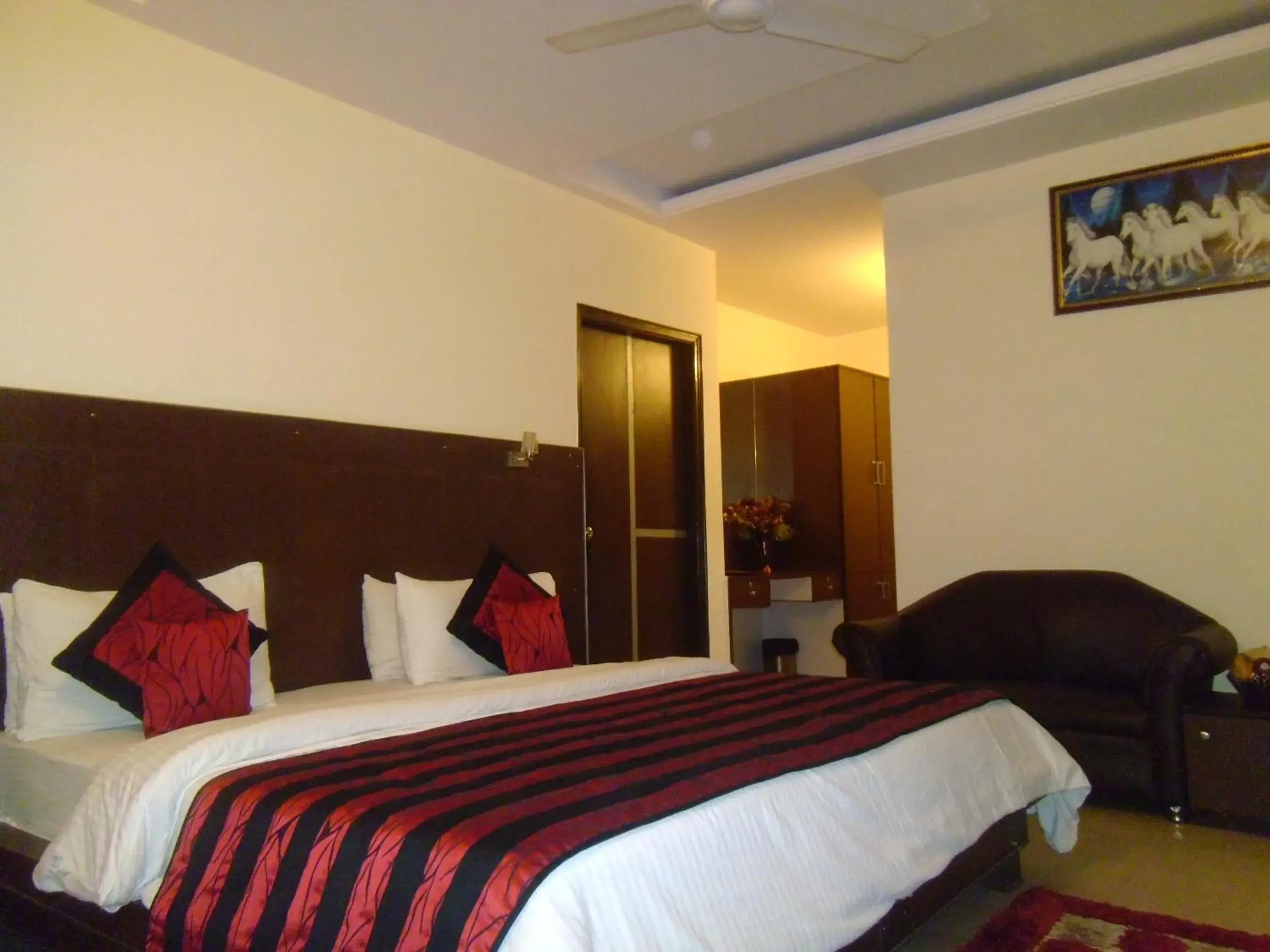 Photo of the whole room, Bed in Airport Hotel Vishal Residency