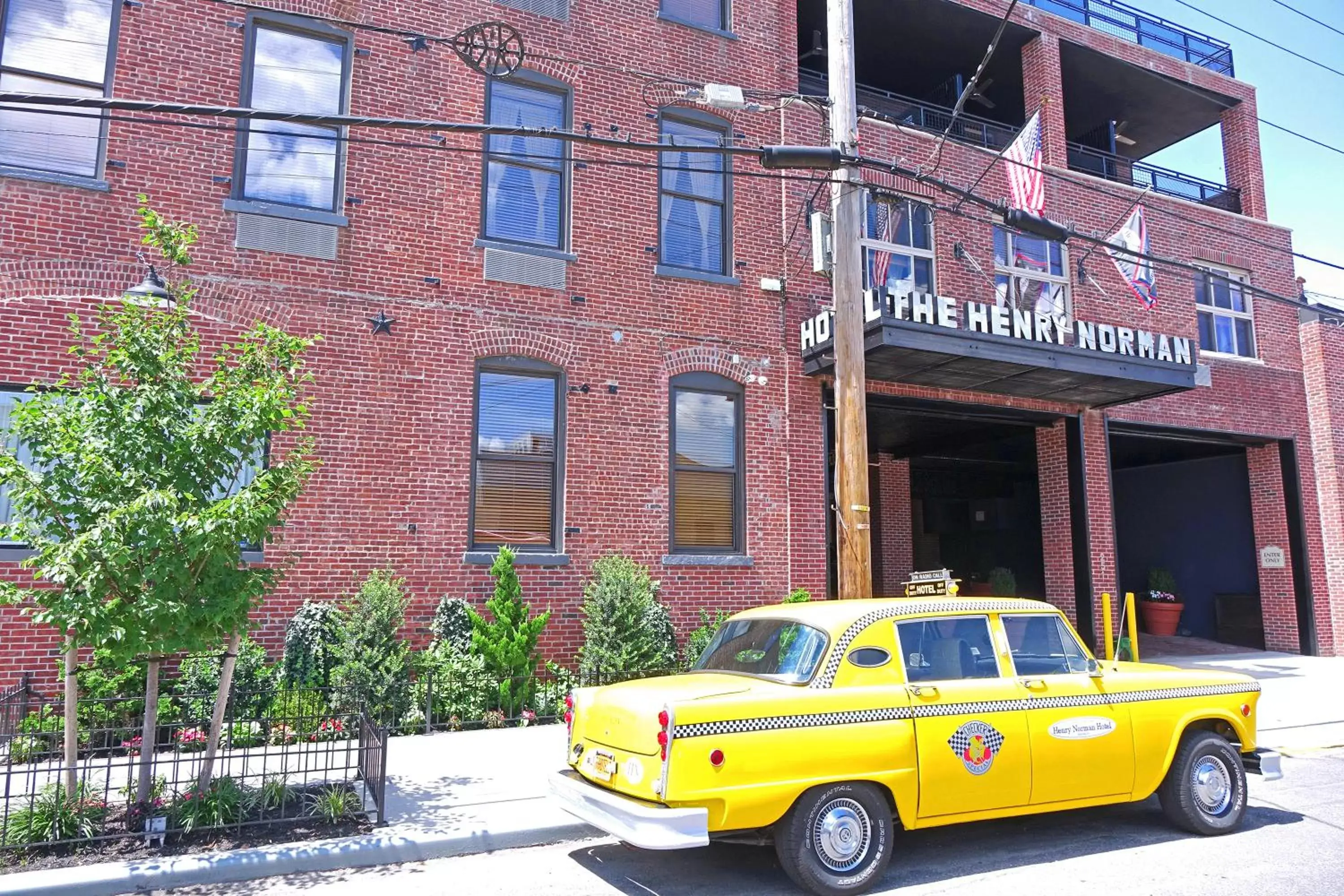 Facade/entrance, Property Building in Henry Norman Hotel