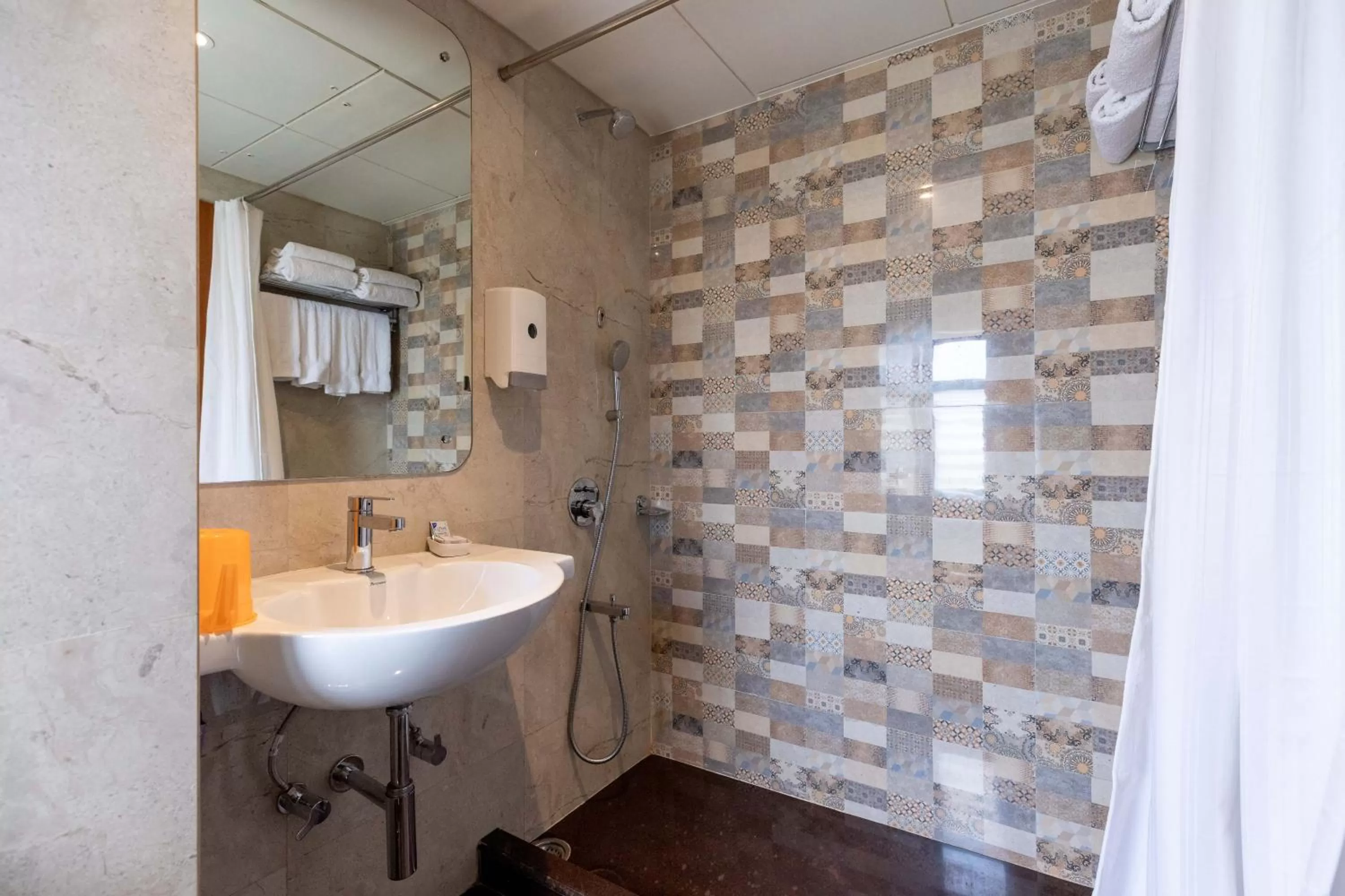 Bathroom in West End Hotel Opp Bombay Hospital