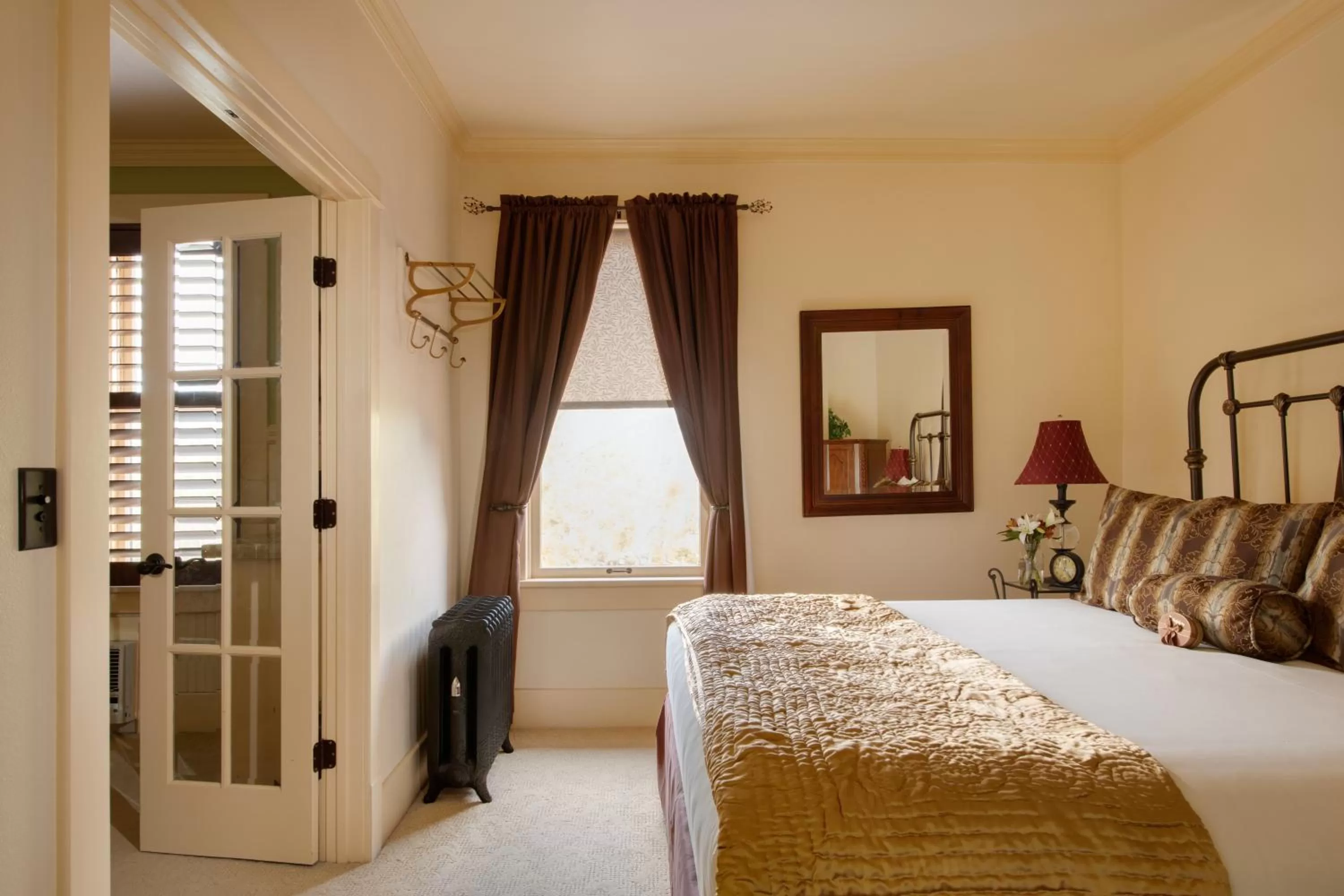 Bed in Chamberlin Inn