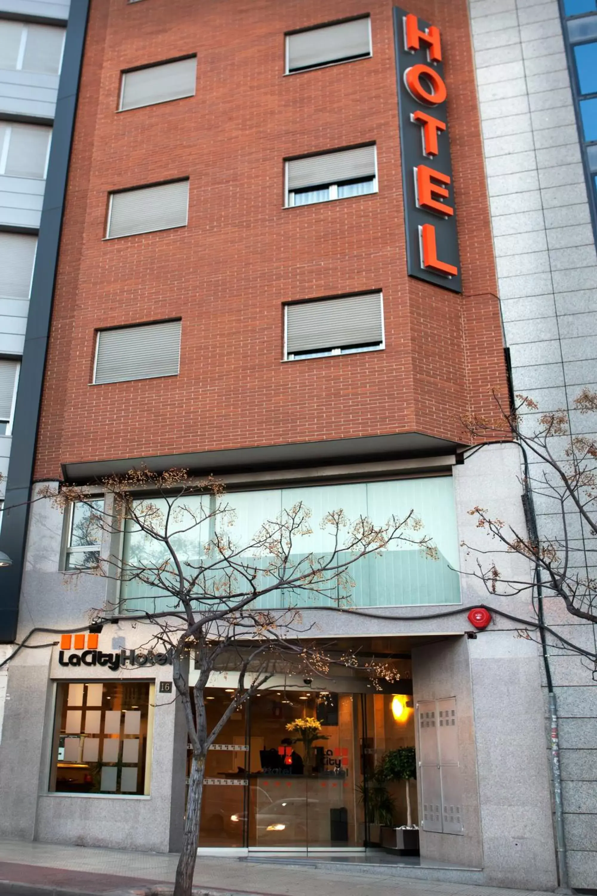 Facade/entrance in La City Estación Facade/entrance in La City Estación