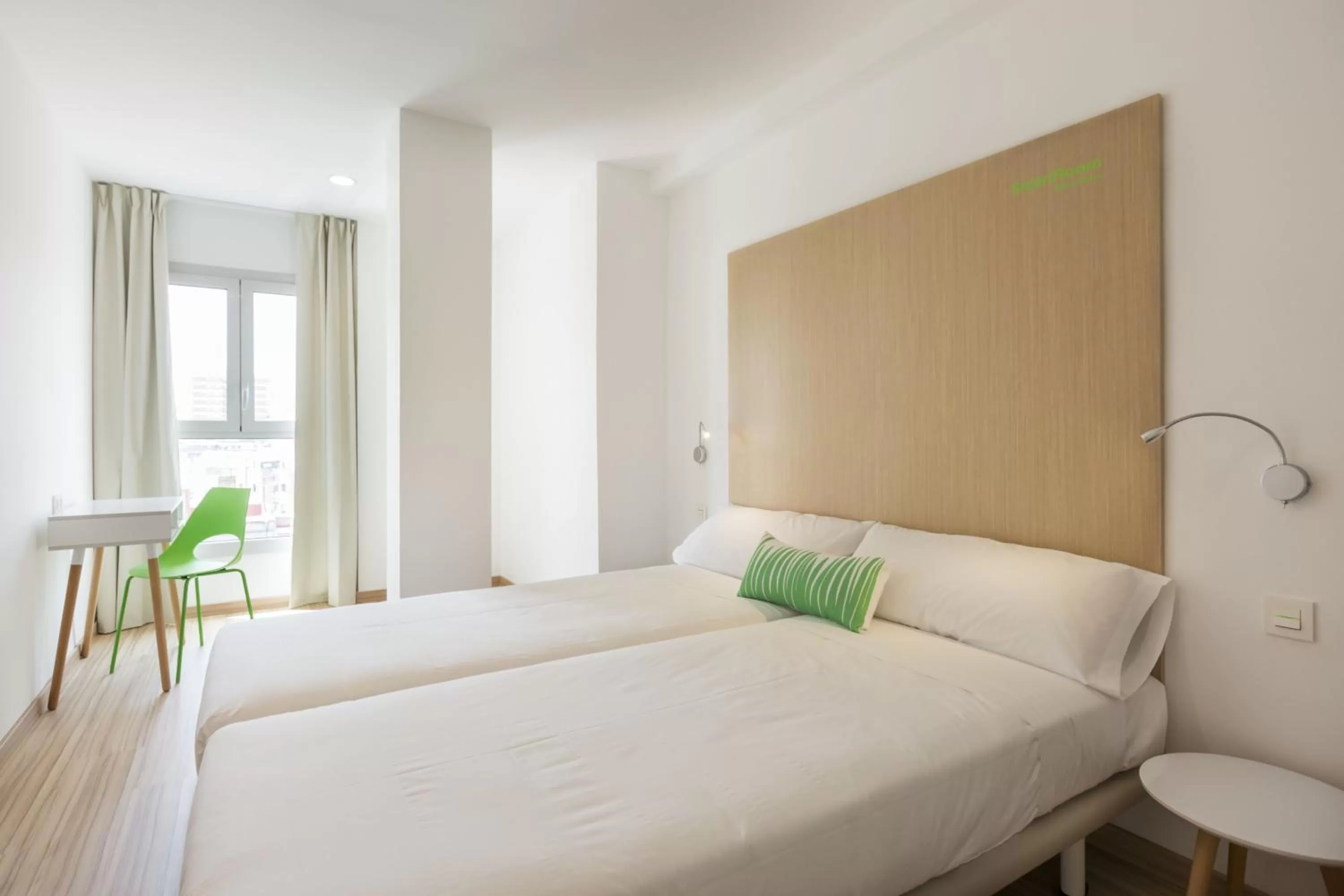 Photo of the whole room, Bed in SmartRoom Barcelona