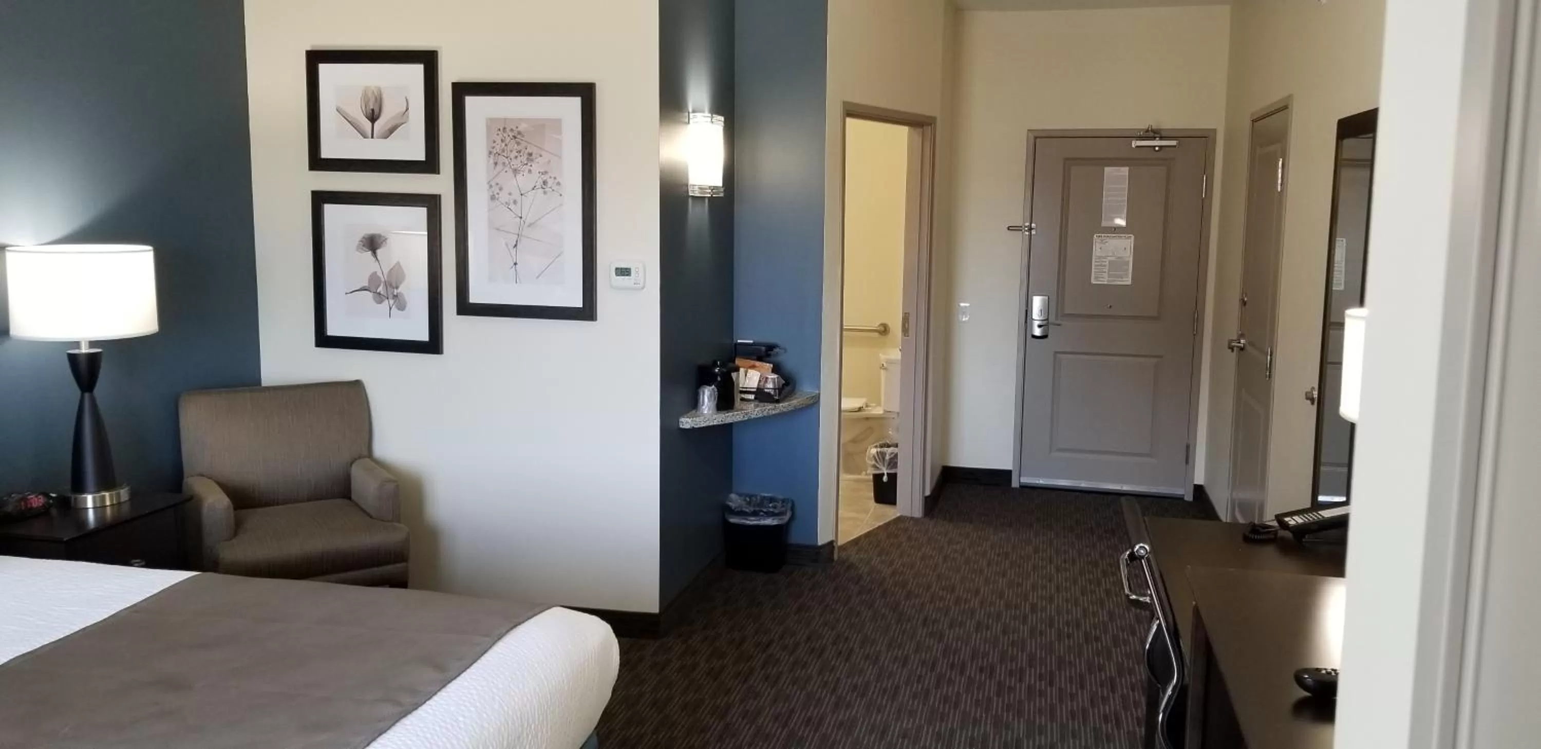 Seating area, Bed in AmericInn by Wyndham Sioux Falls North