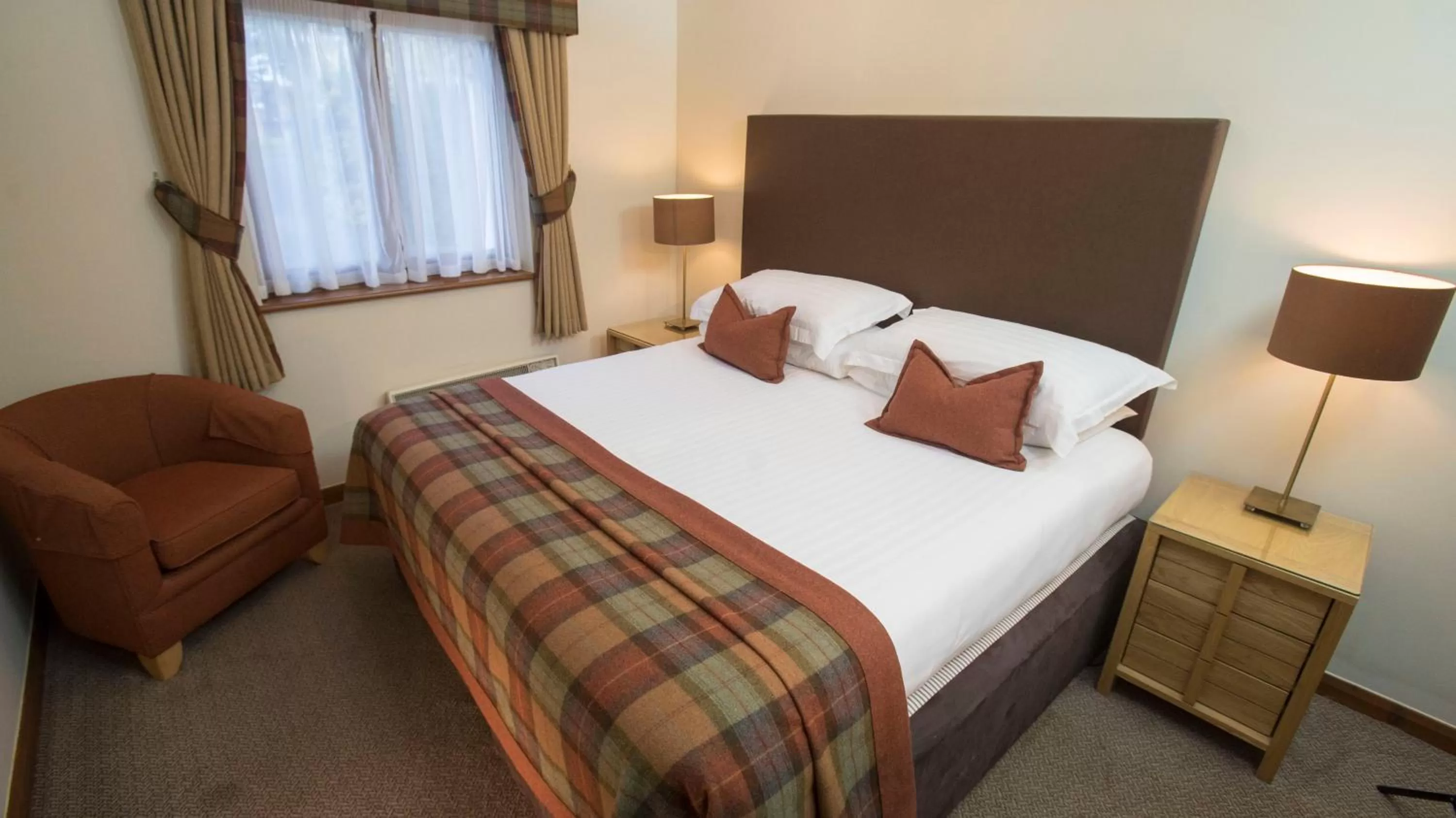 Bedroom, Bed in Macdonald Elmers Court Resort