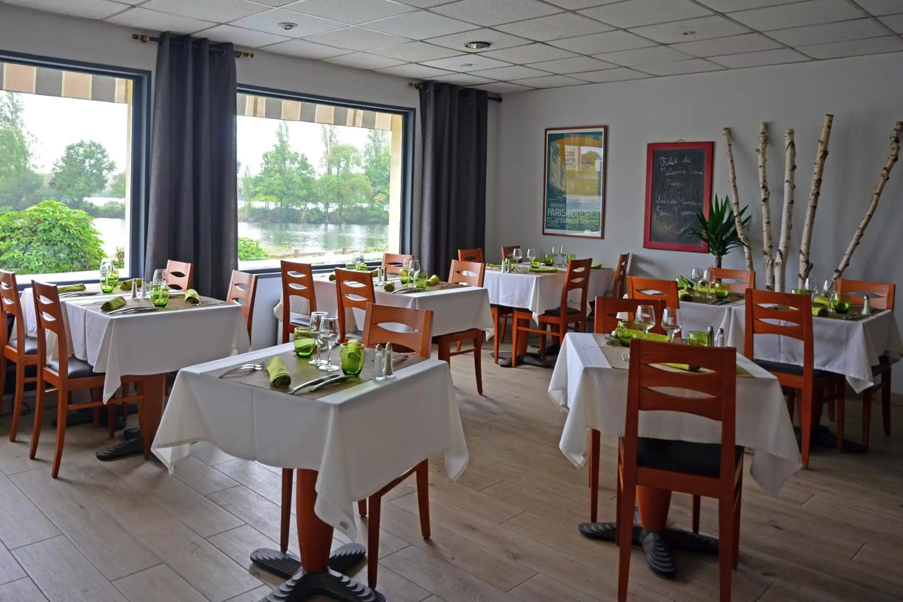 Restaurant/Places to Eat in Logis Hôtel des Lacs Paris Sud
