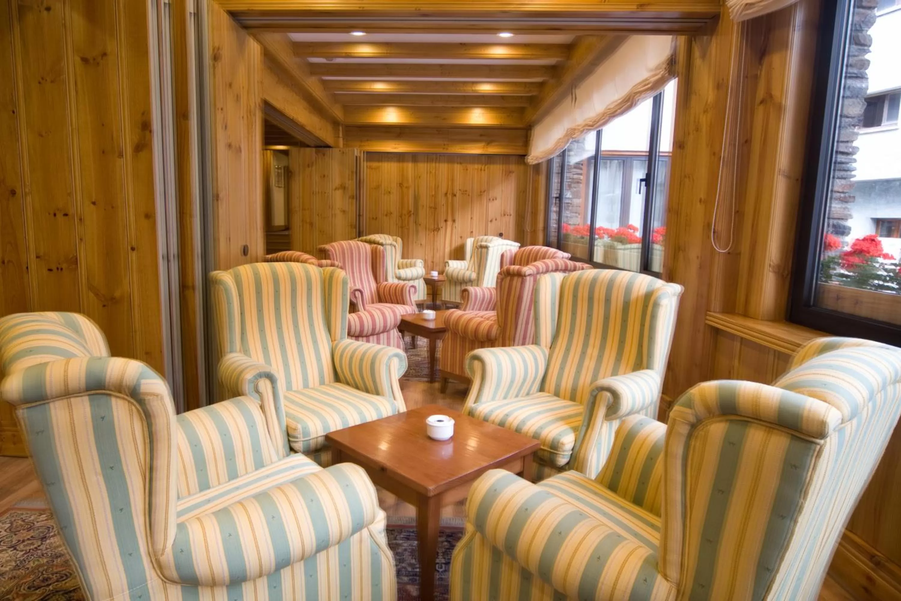 Communal lounge/ TV room in Rutllan & Spa