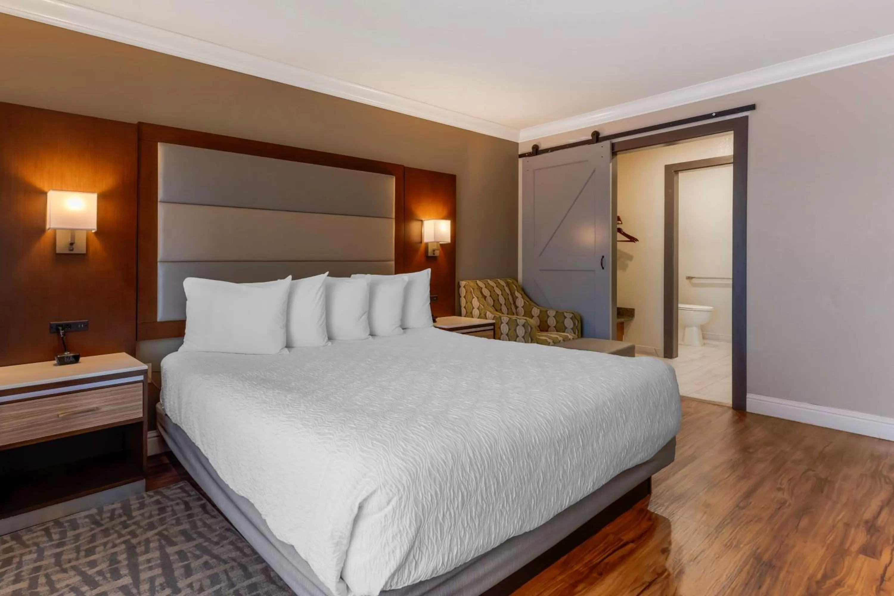 Bedroom, Bed in Best Western Plus Forest Park Inn