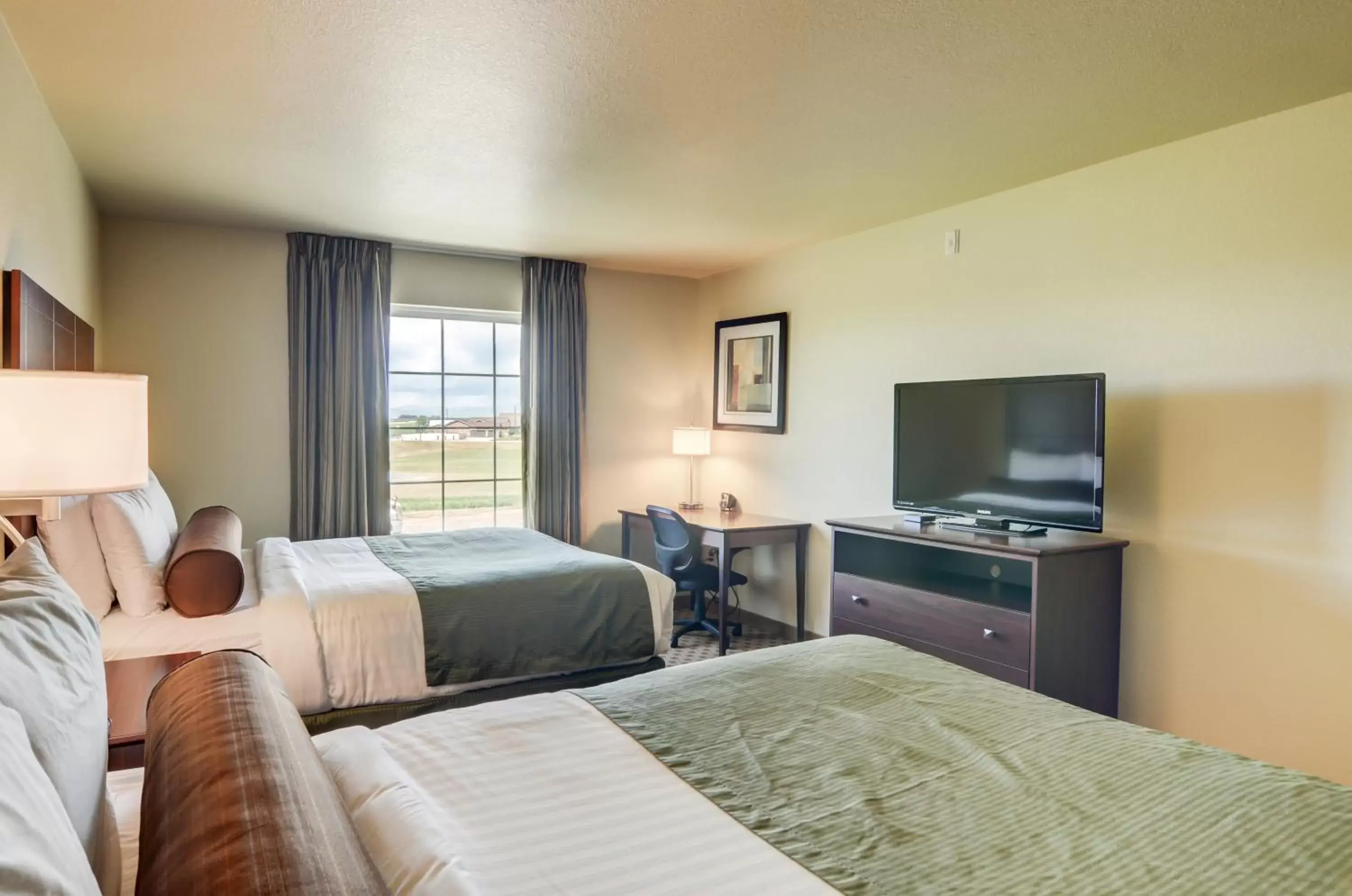 Bed, TV/Entertainment Center in Cobblestone Inn & Suites-Kersey