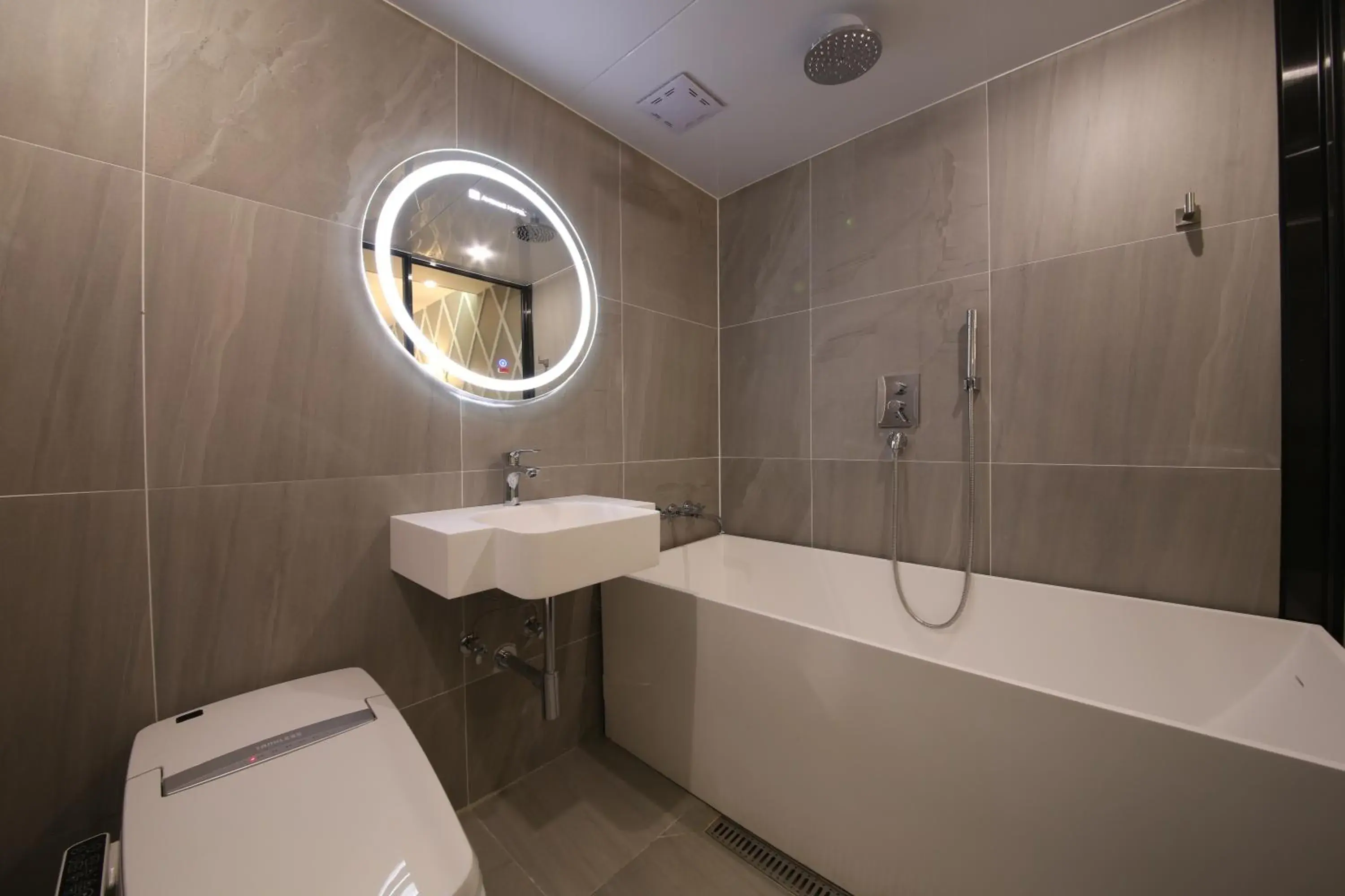 Shower, Bathroom in Avenue Hotel