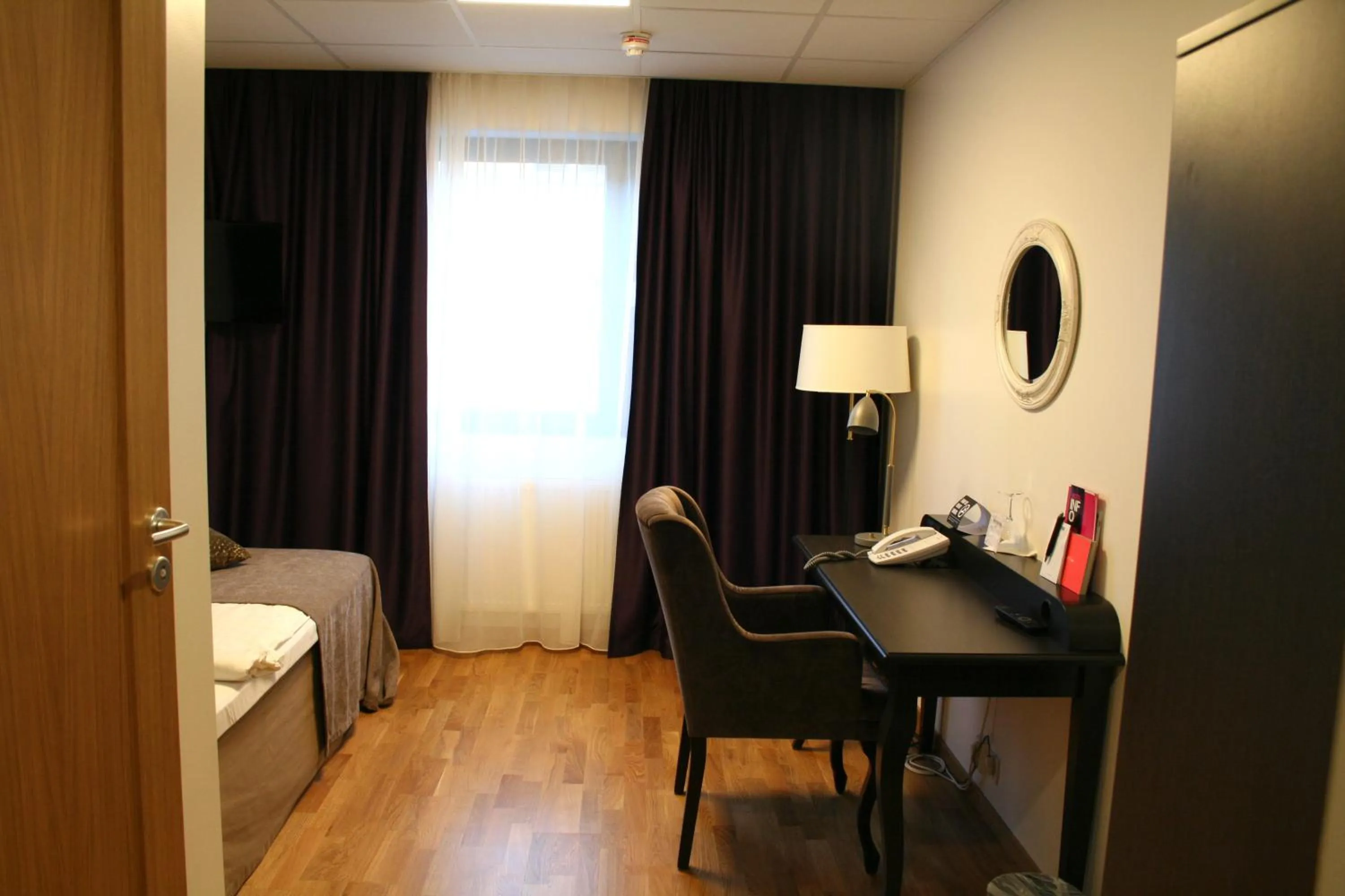 Photo of the whole room, Bed in Home Hotel Bristol