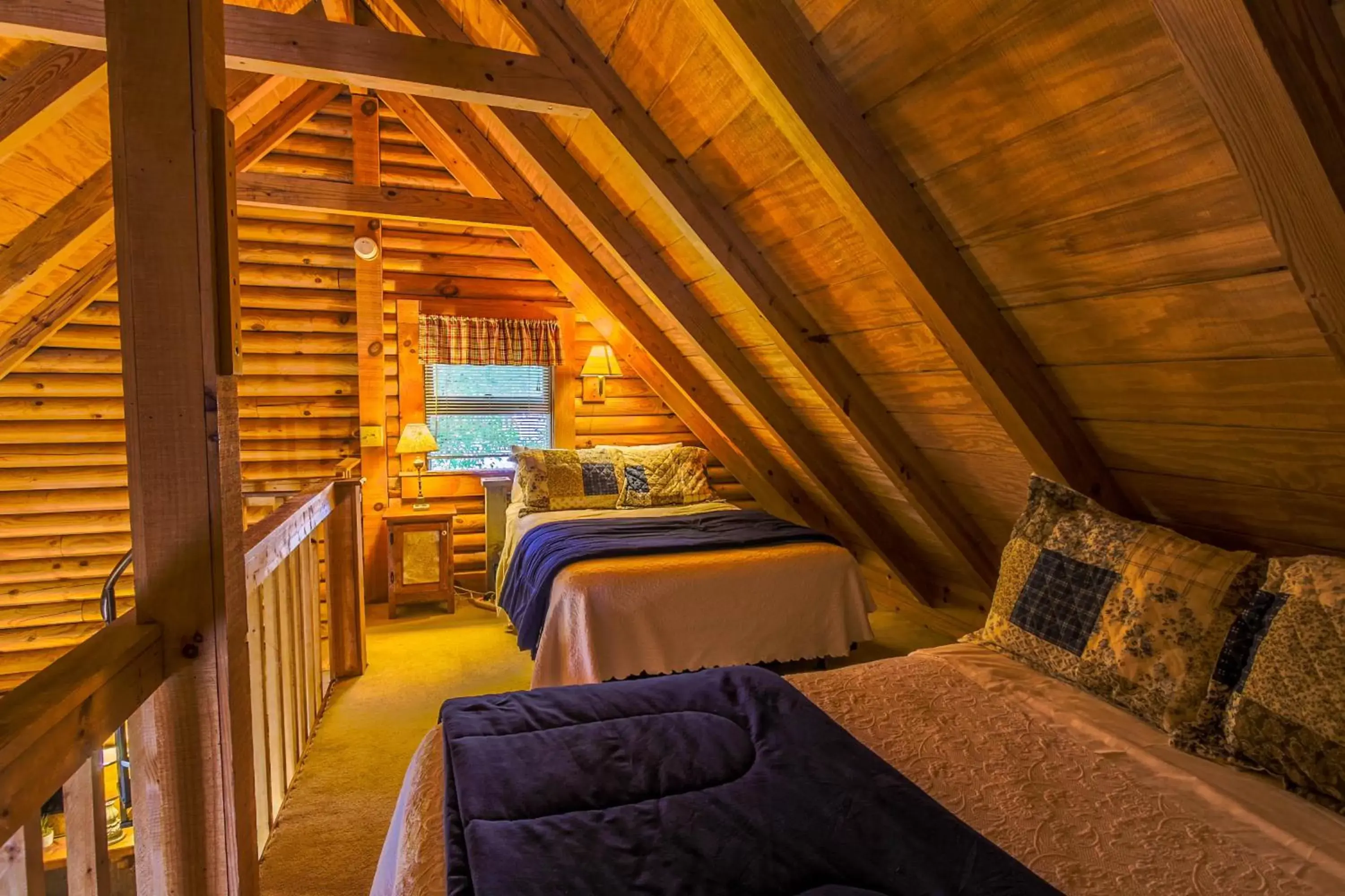 Bedroom in Mountainaire Inn and Log Cabins