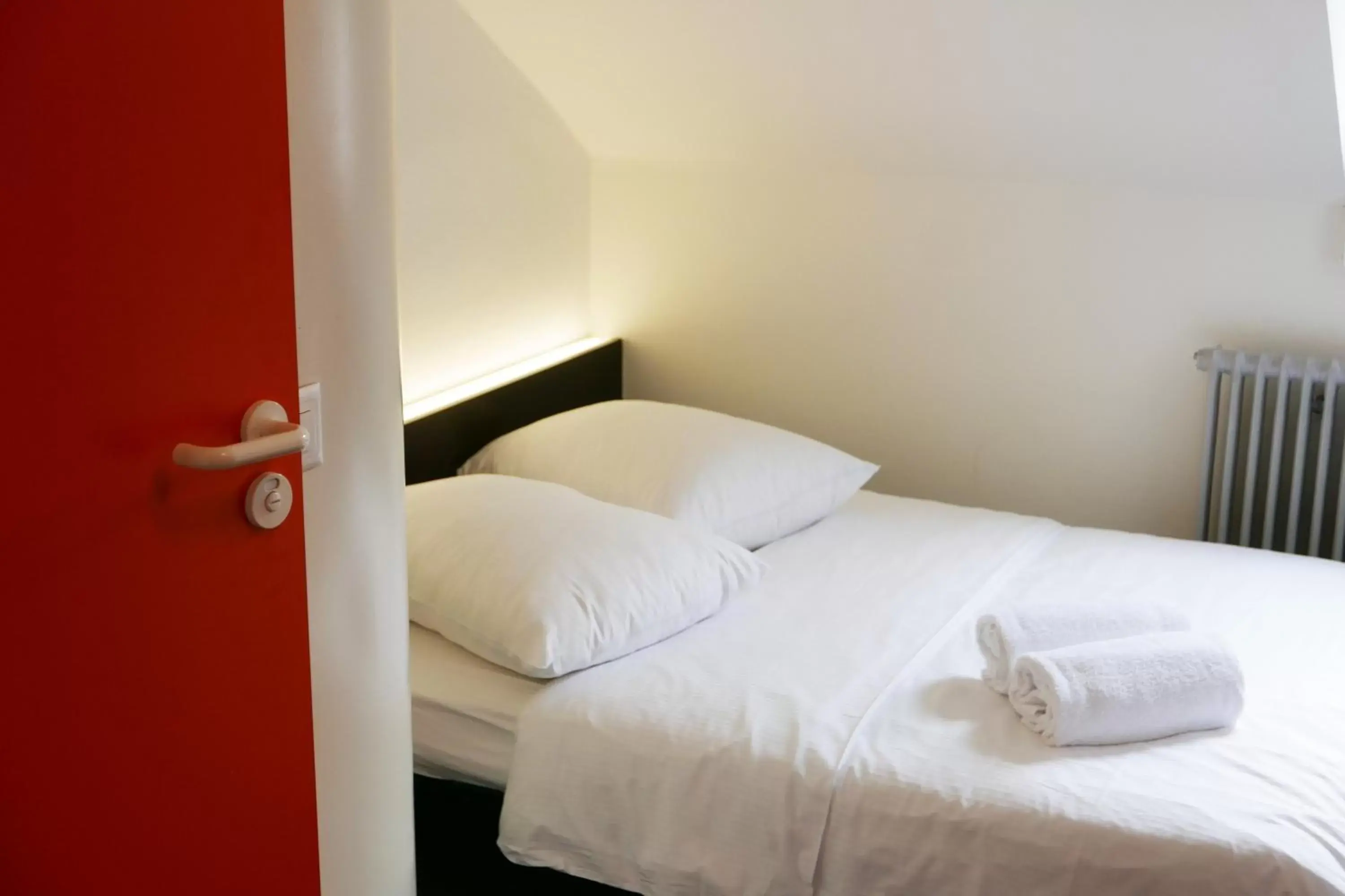 Photo of the whole room, Bed in easyHotel Zürich City Centre